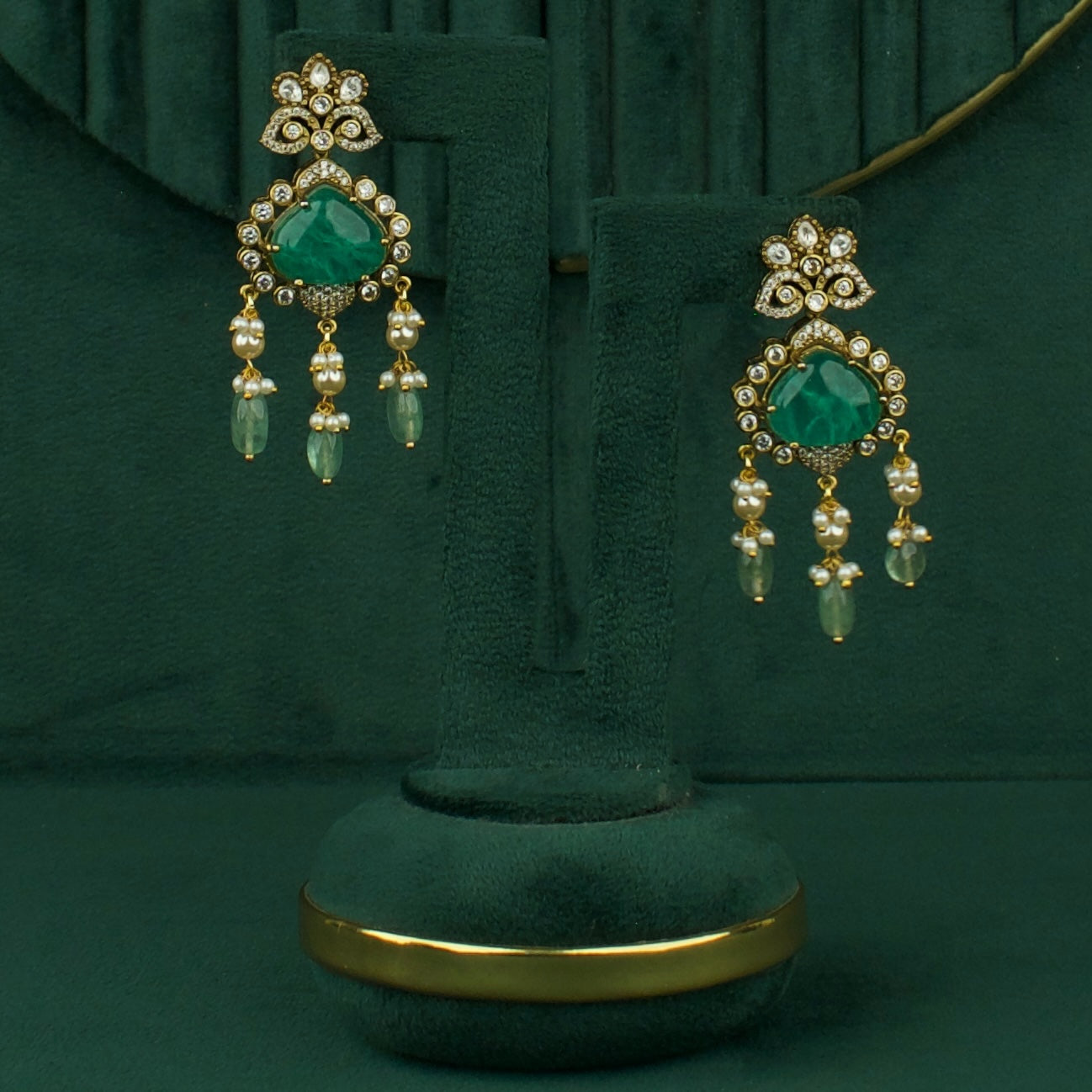 Captivating Design Polki Victorian Short Necklace With Matching Earrings