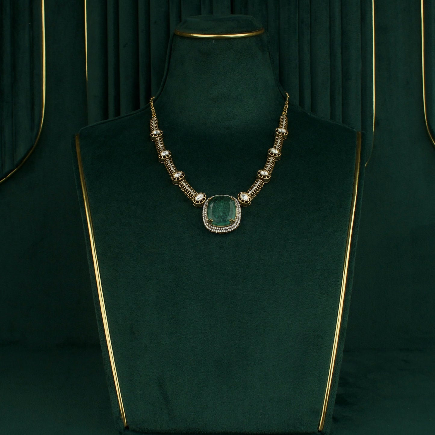 Sleek Victorian Short Necklace With Earrings