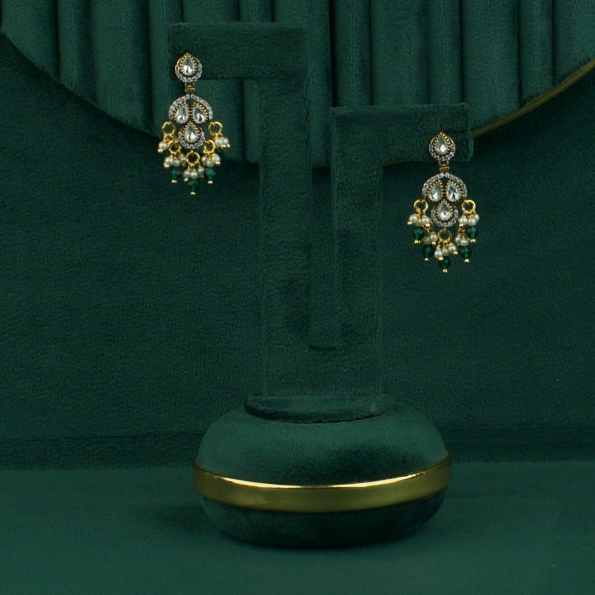 Elegant Splendor: Victorian Polki Short Necklace Set