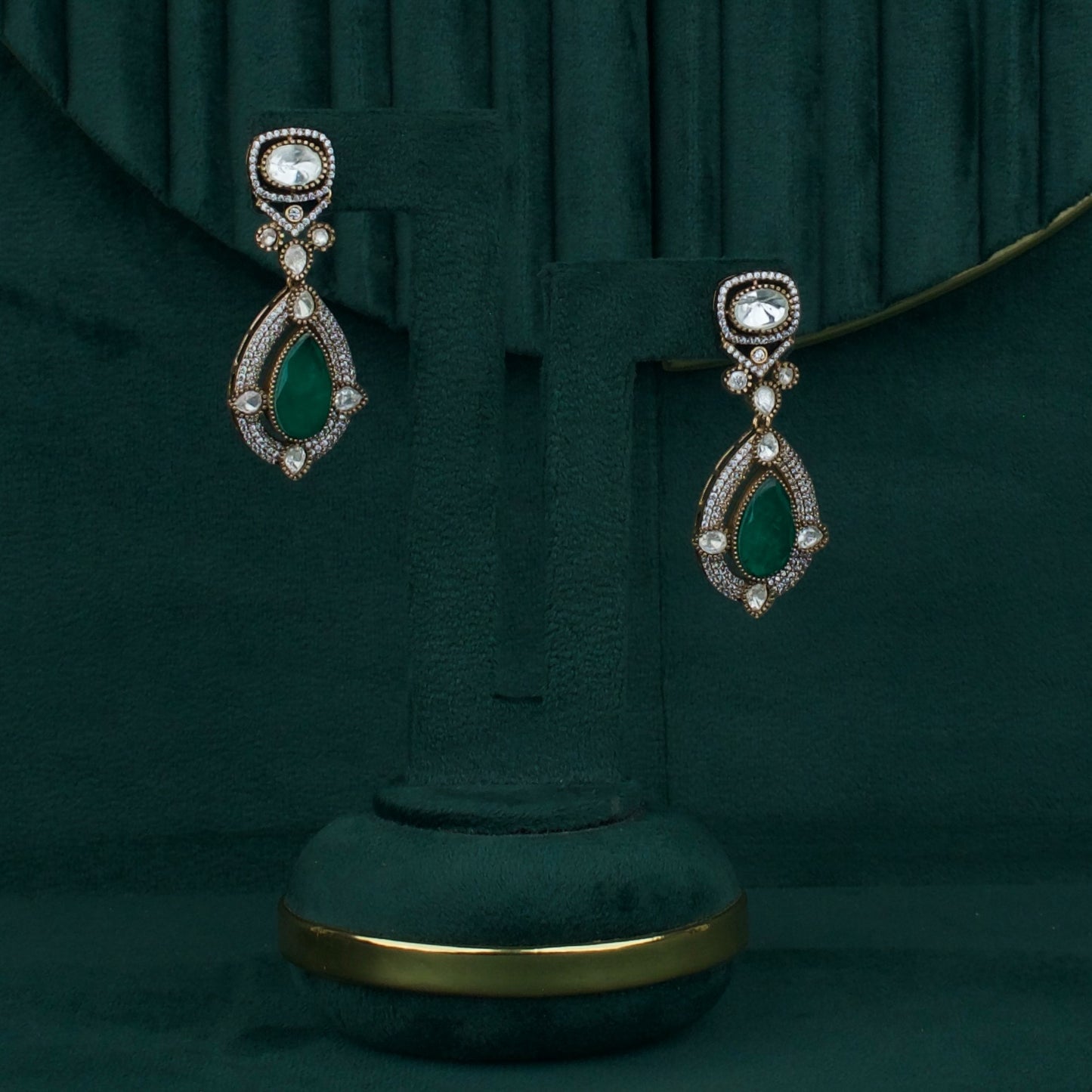 Majestic Emerald Teardrop Victorian Polki Necklace Set