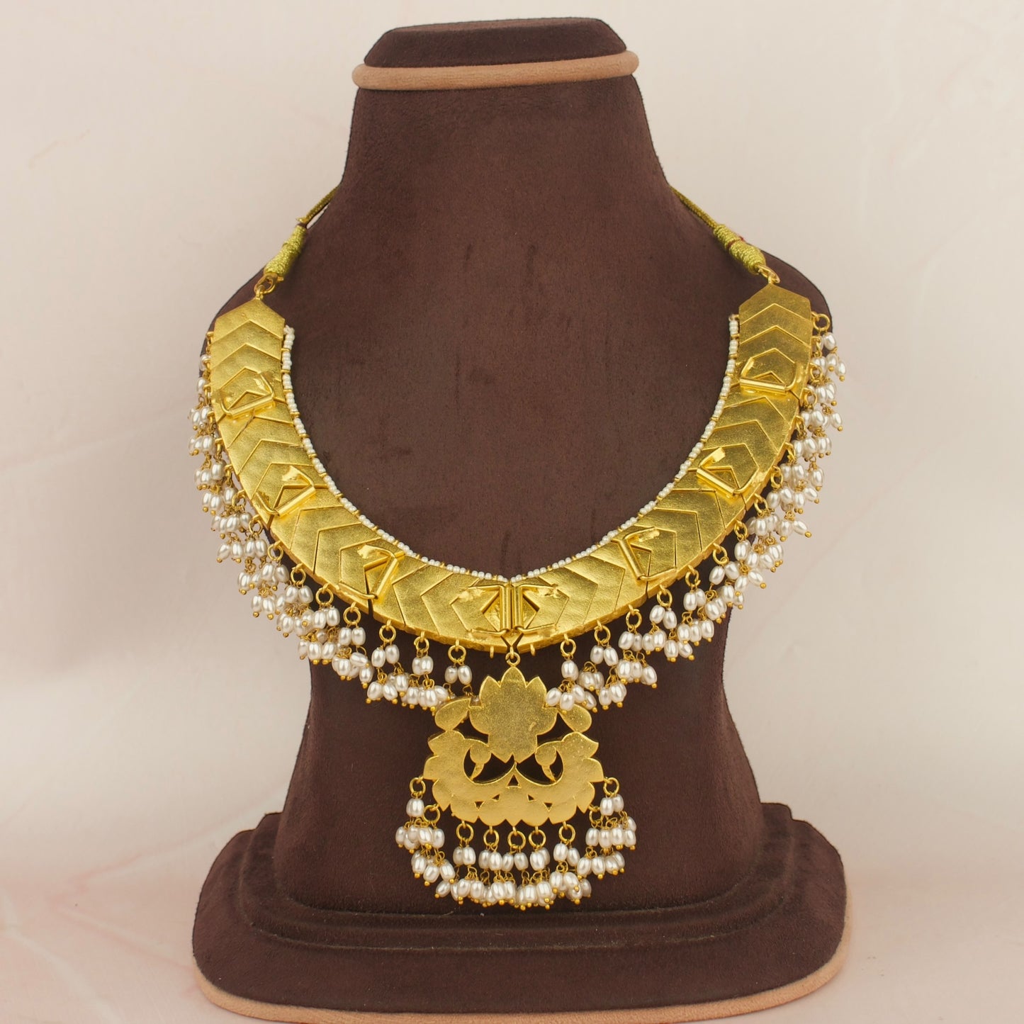 Traditional Jadau Kundan Guttapusulu Necklace with Pearl Detailing