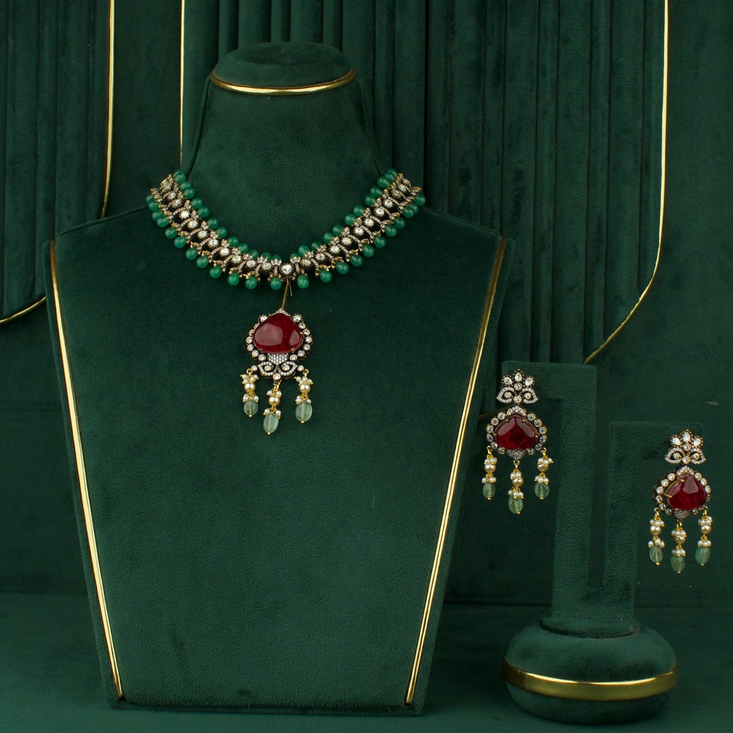 Captivating Design Polki Victorian Short Necklace With Matching Earrings