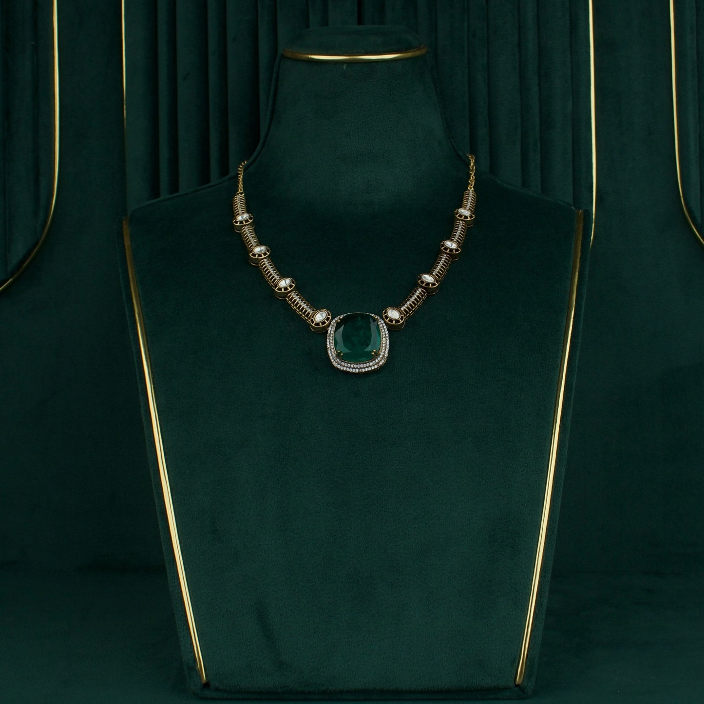 Sleek Victorian Short Necklace With Earrings