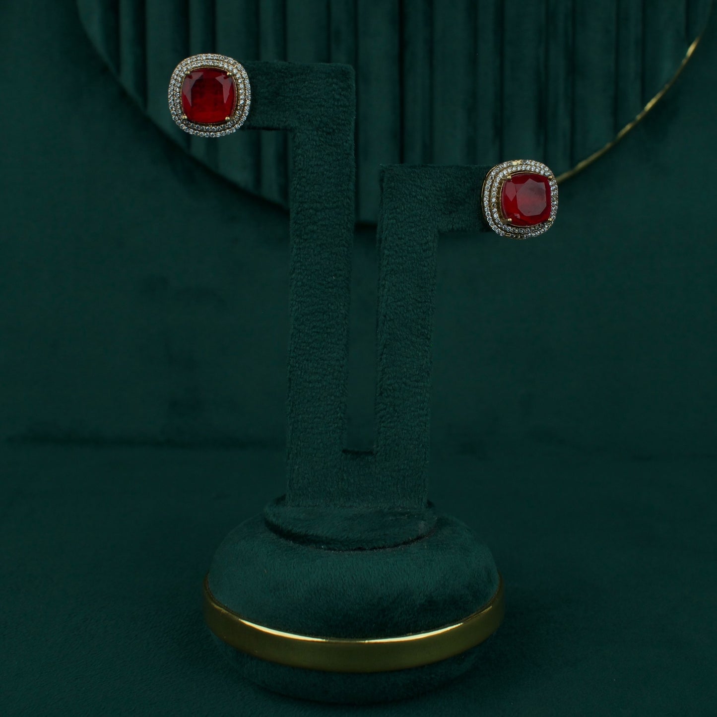 Sleek Victorian Short Necklace With Earrings