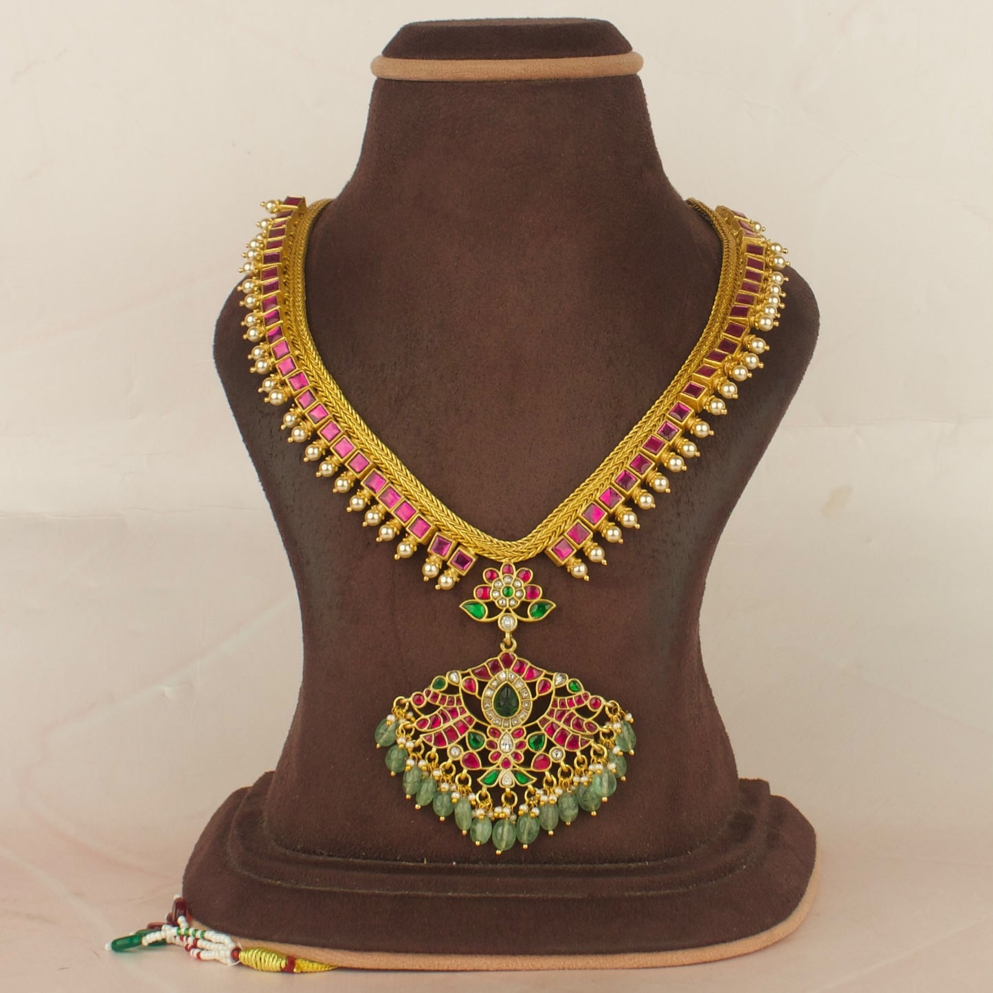 Unique Dazzling Design Jadau Kundan Necklace Surrounding Pearls