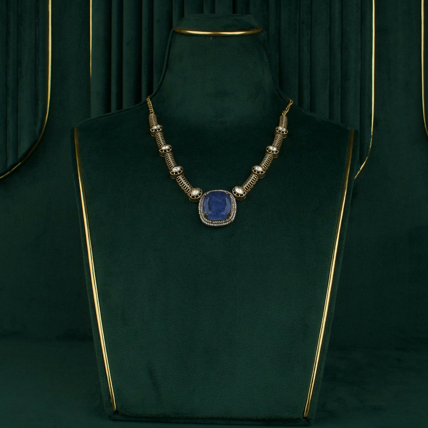 Sleek Victorian Short Necklace With Earrings