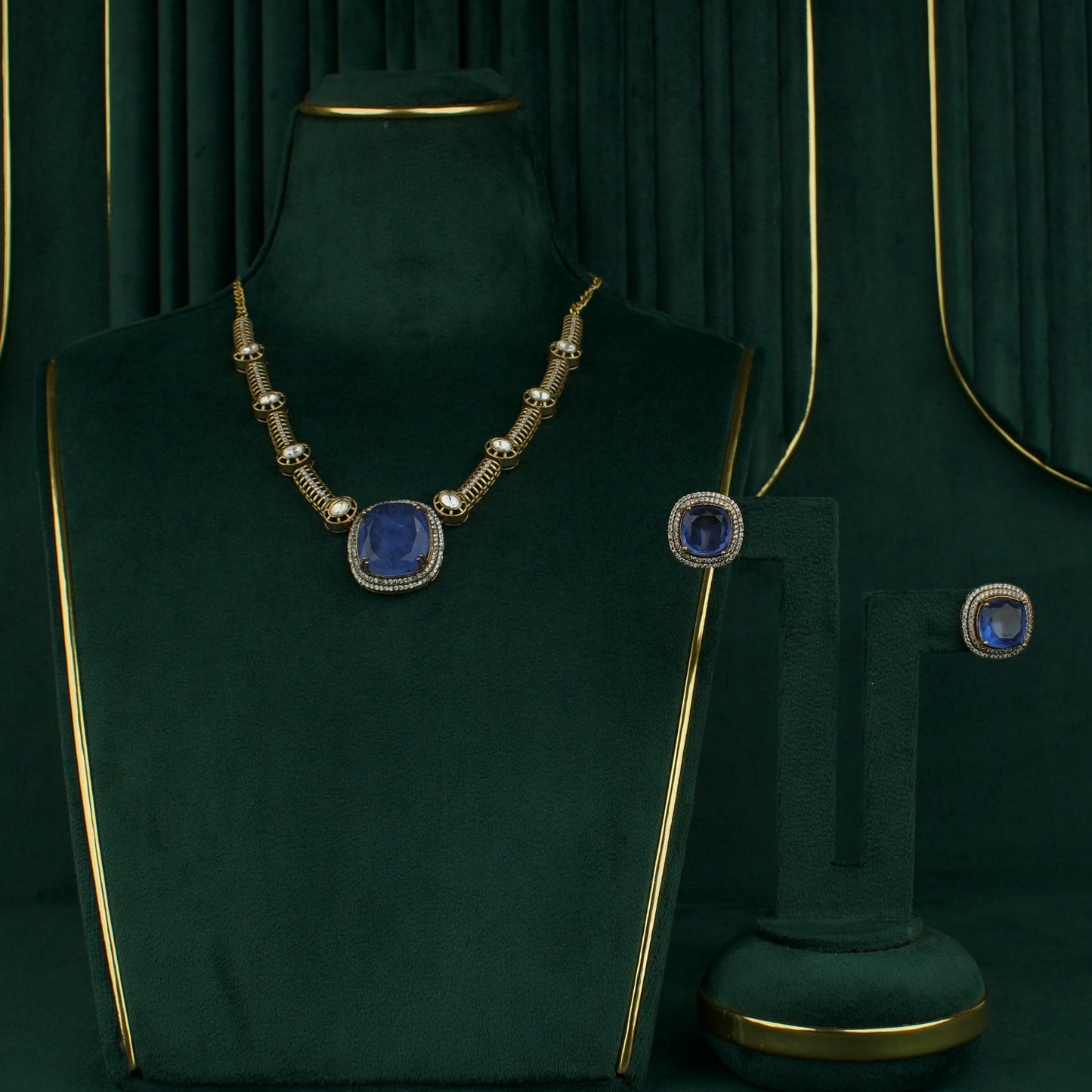 Sleek Victorian Short Necklace With Earrings