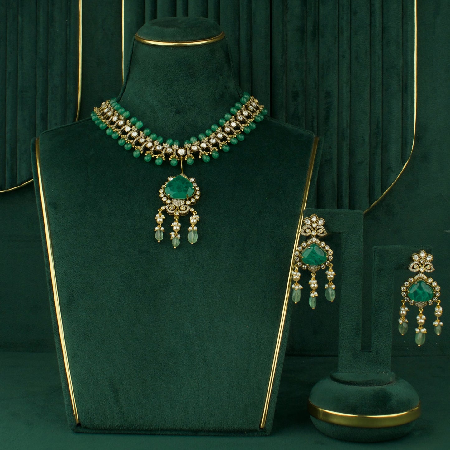 Captivating Design Polki Victorian Short Necklace With Matching Earrings