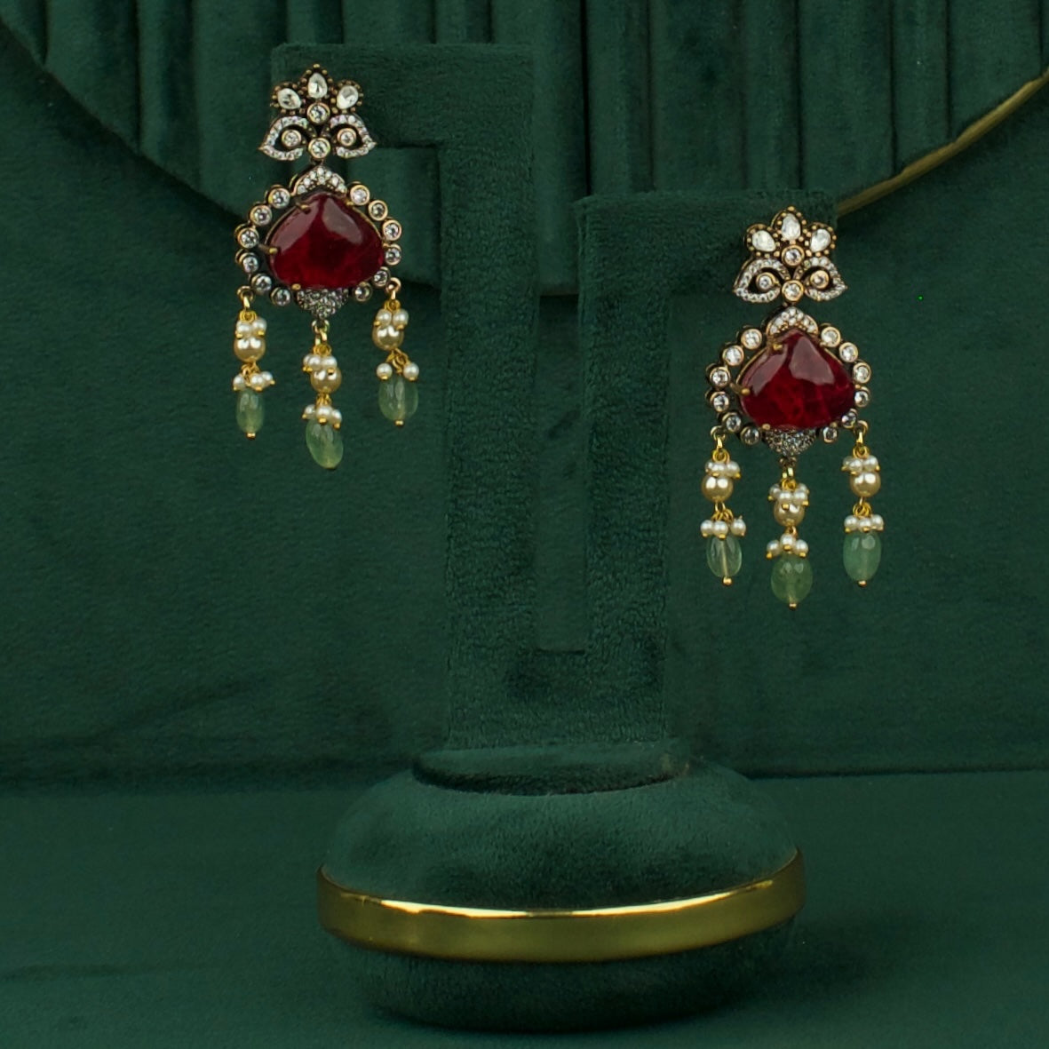 Captivating Design Polki Victorian Short Necklace With Matching Earrings