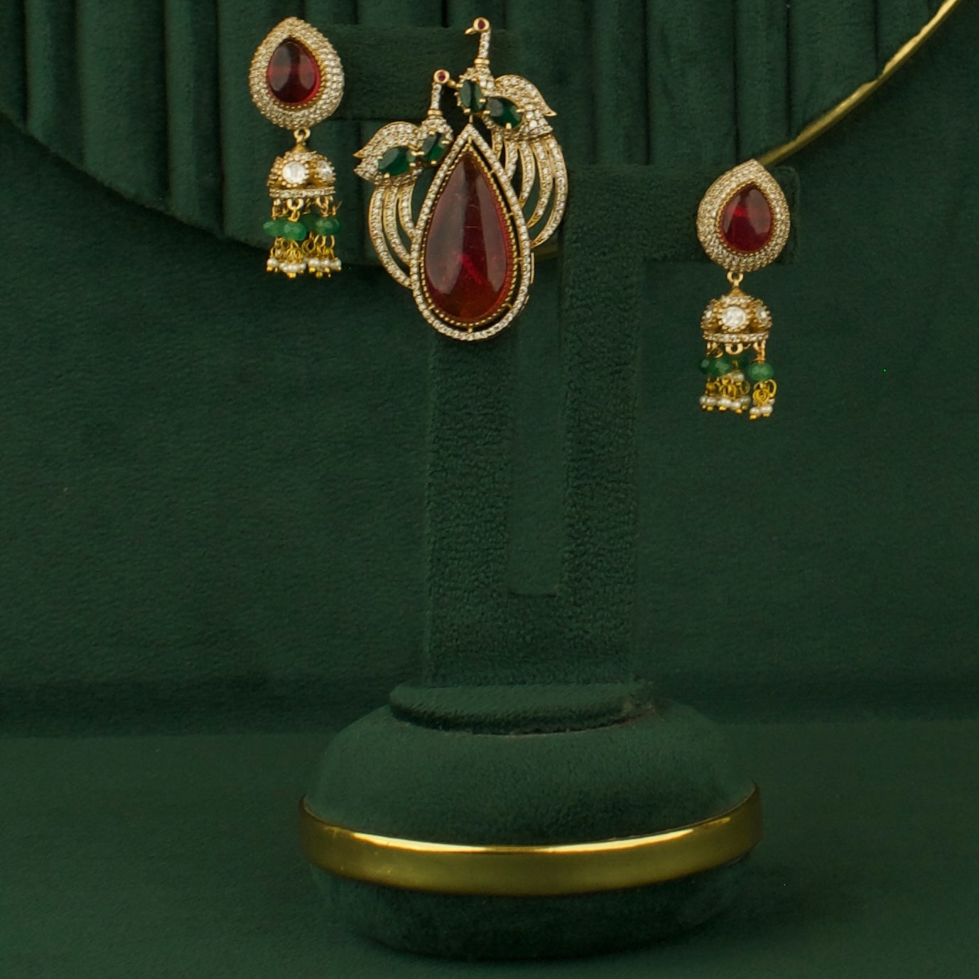 Lavish Design Fusion Kundan & Polki Victorian Locket with Matching Set