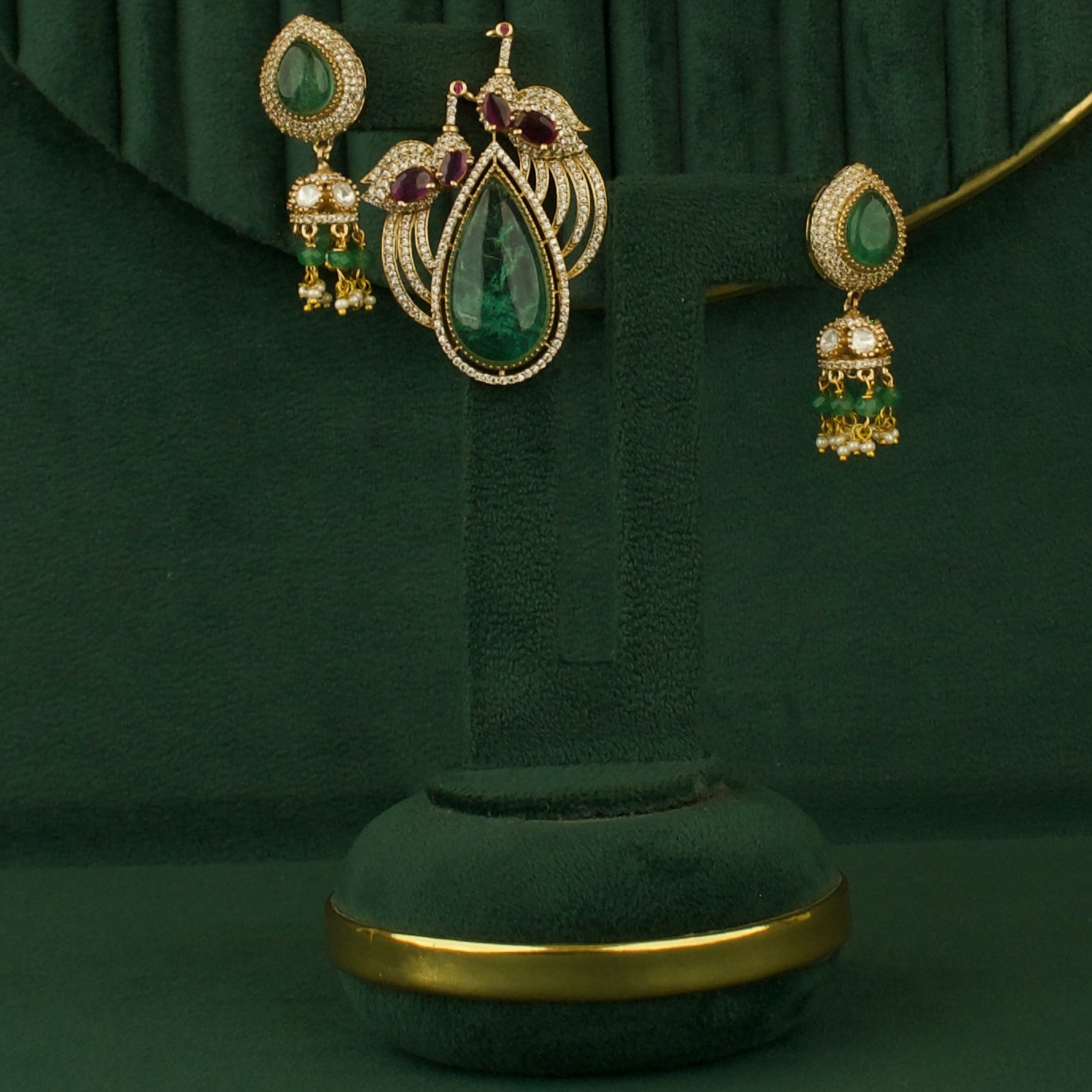Lavish Design Fusion Kundan & Polki Victorian Locket with Matching Set