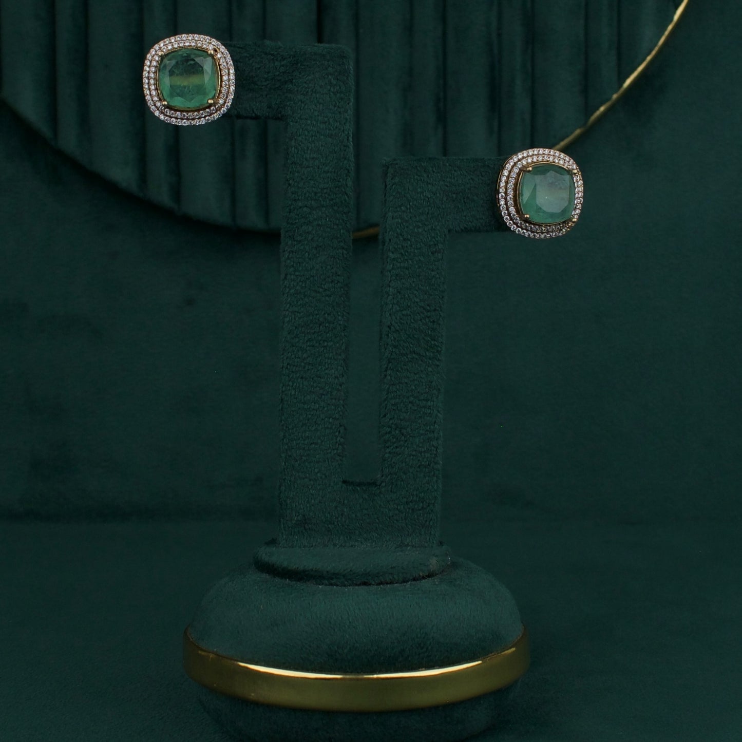Sleek Victorian Short Necklace With Earrings