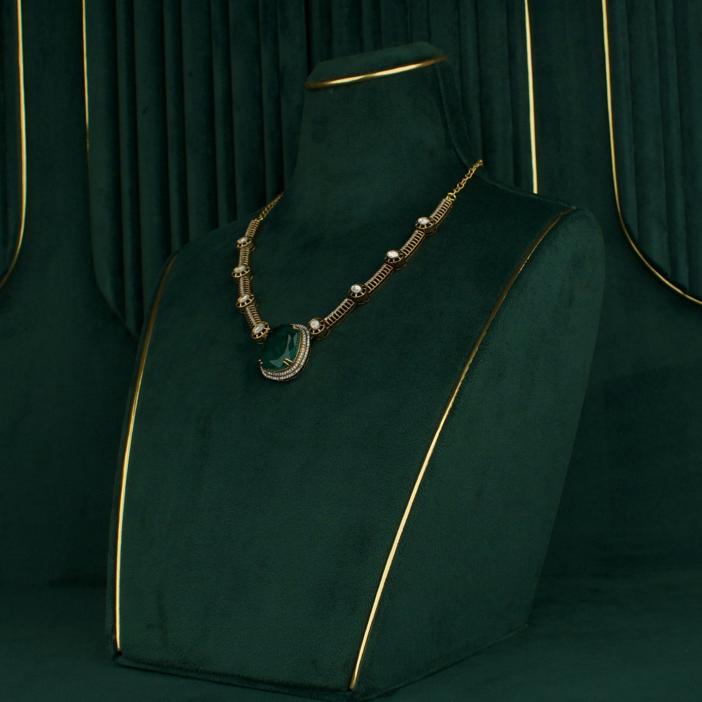 Sleek Victorian Short Necklace With Earrings