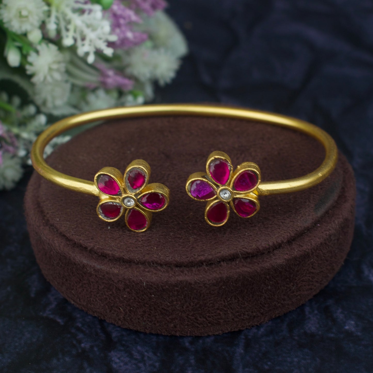 Sleek Jadau Kundan Kada/Bracelet With Flower Design