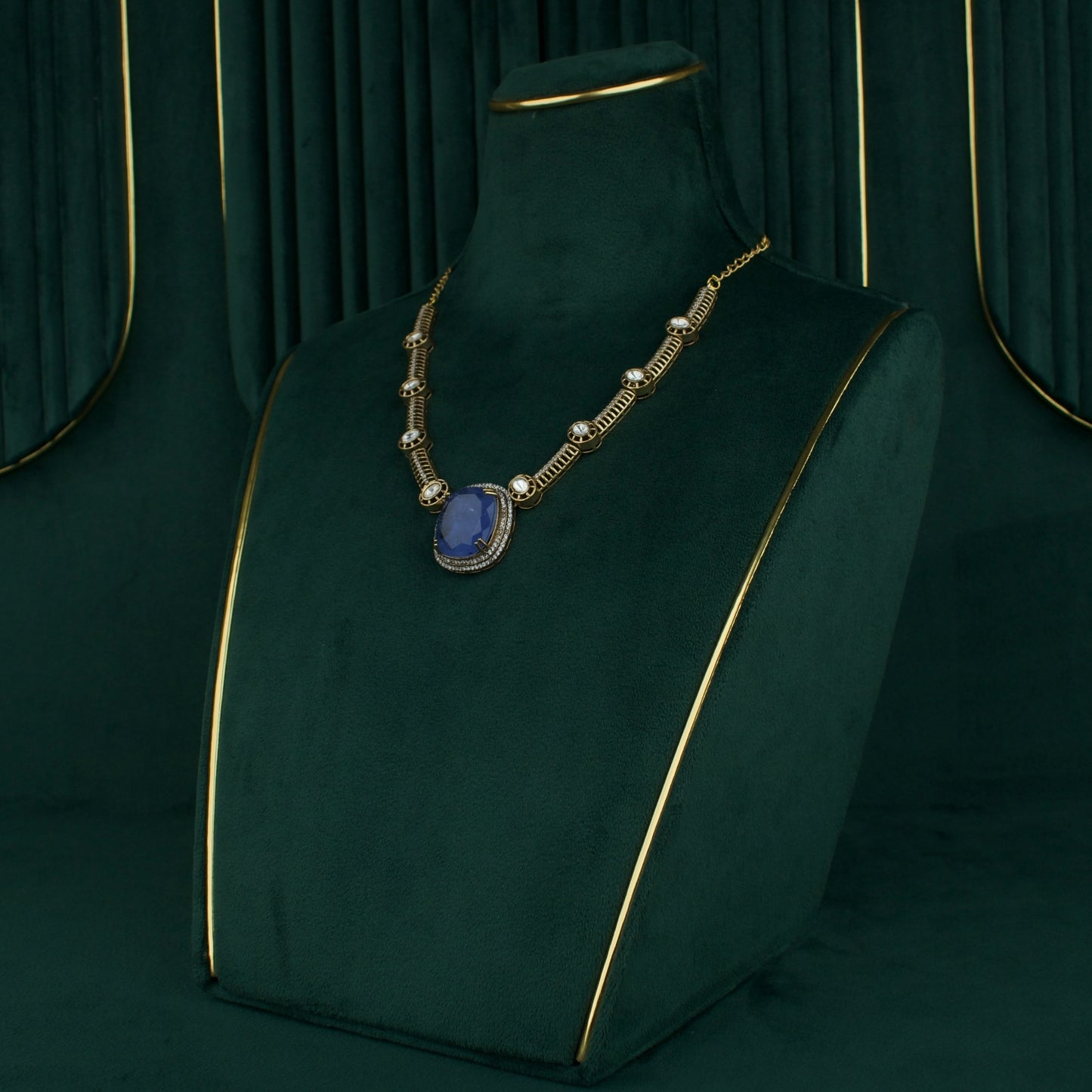 Sleek Victorian Short Necklace With Earrings