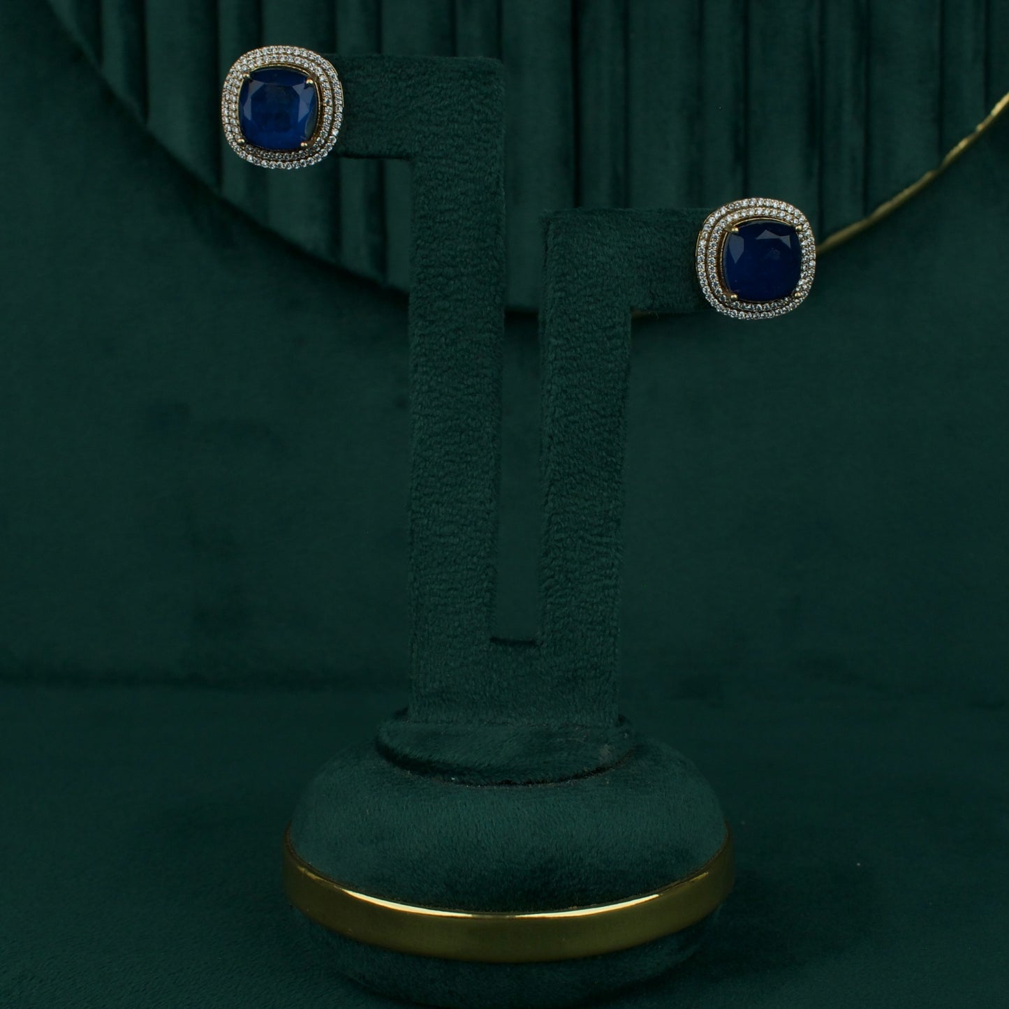 Sleek Victorian Short Necklace With Earrings