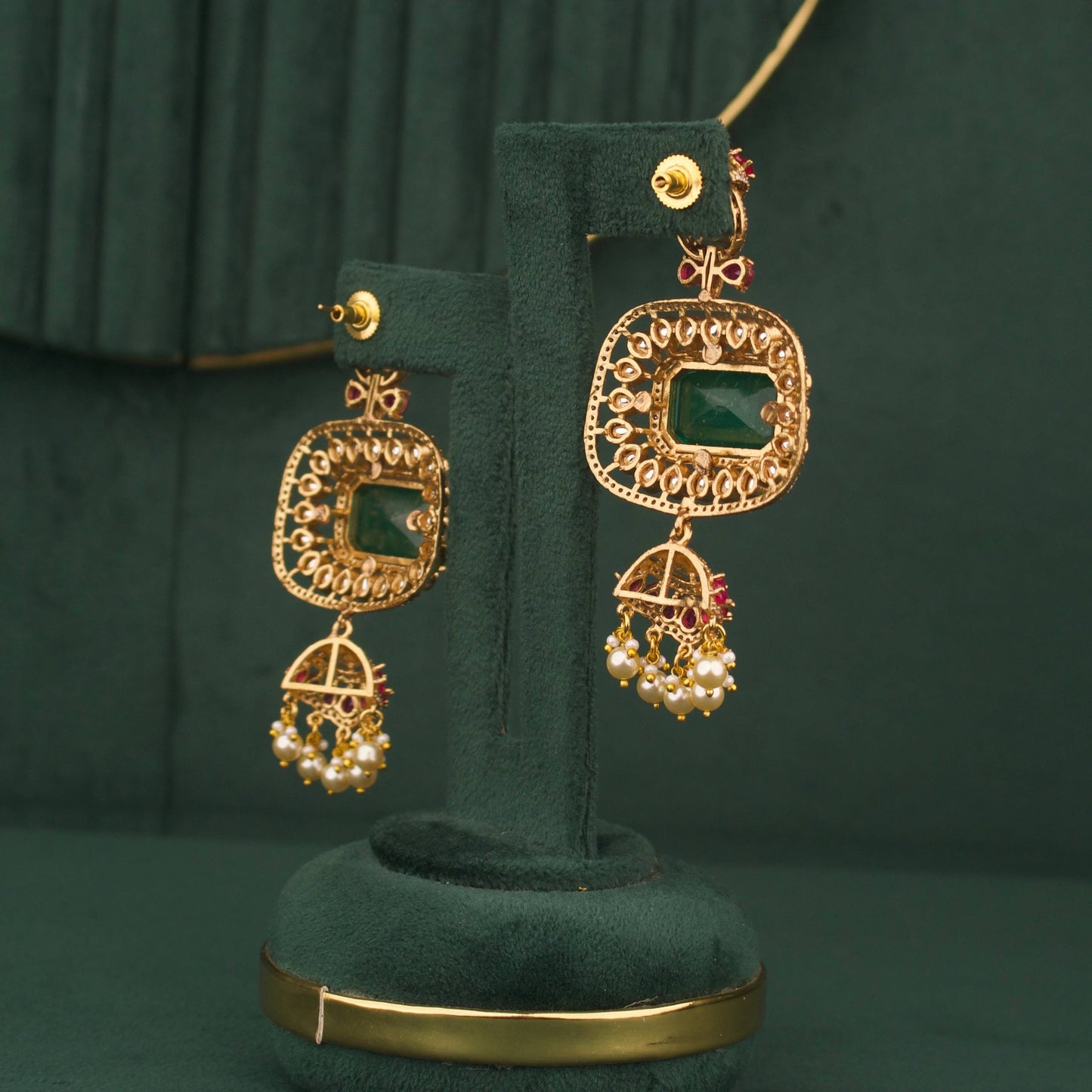 Royal Victorian Necklace Set With Emerald Centre
