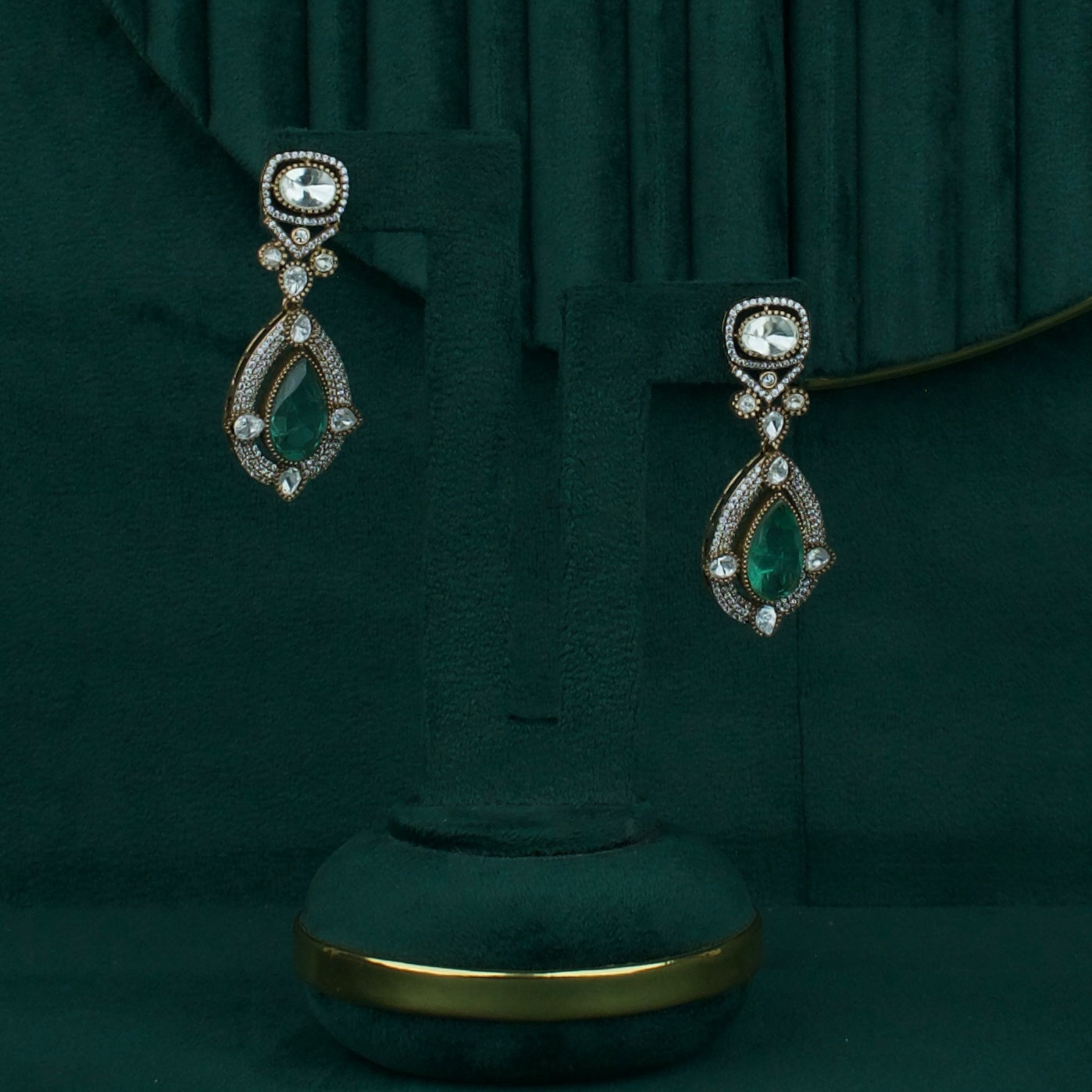 Majestic Emerald Teardrop Victorian Polki Necklace Set