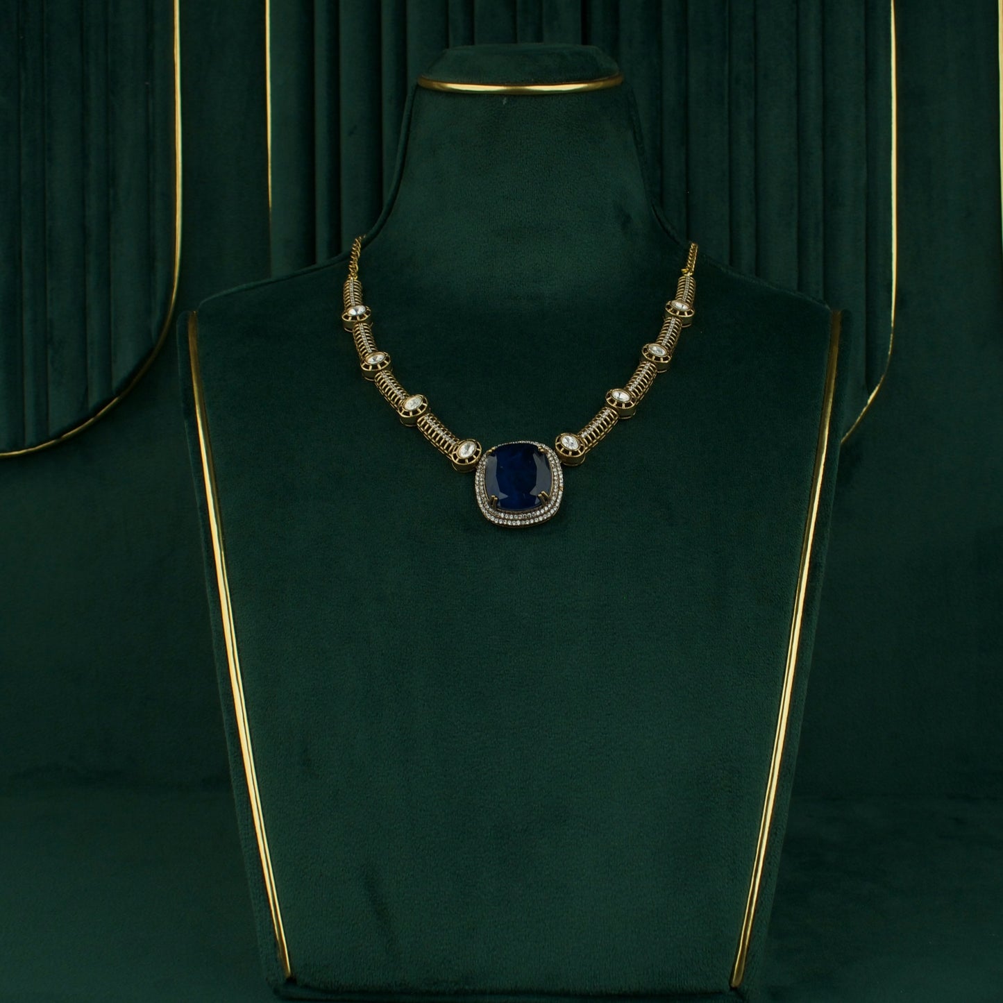 Sleek Victorian Short Necklace With Earrings