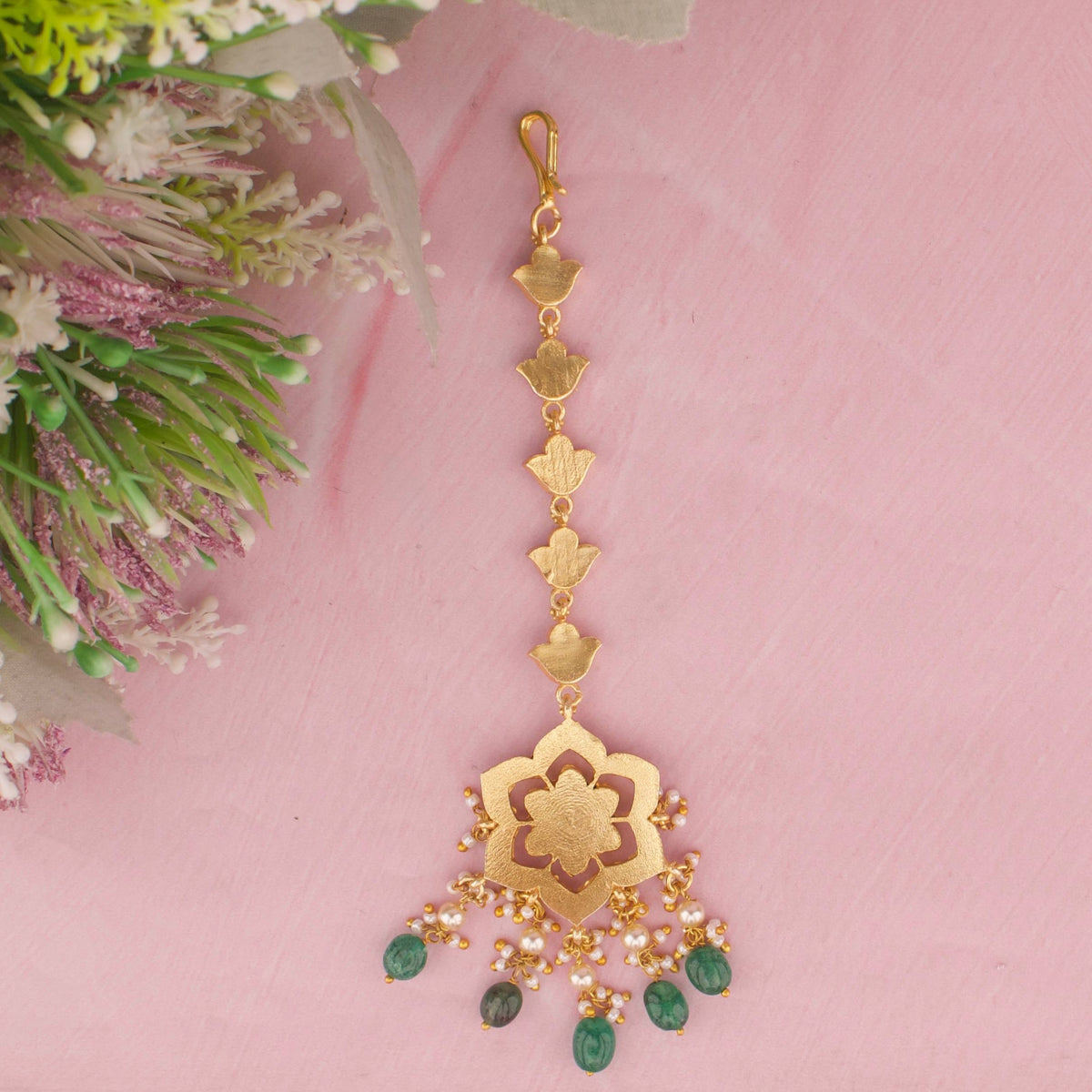 Classic Jadau Kundan Maang Tikka Close-up Design & Gemstone Detailing - Dulhan Jewels