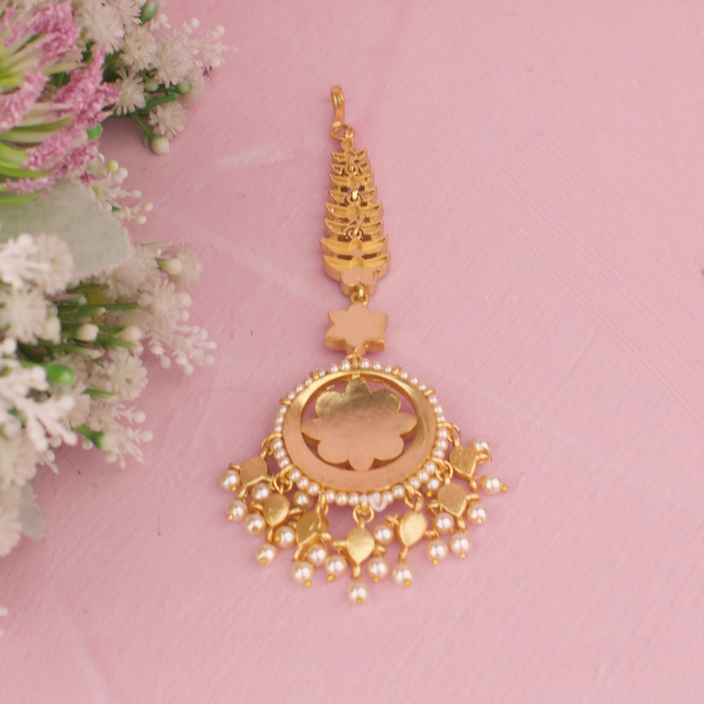 Traditional Kundan Maang Tikka With Green Stone And Pearl Drops