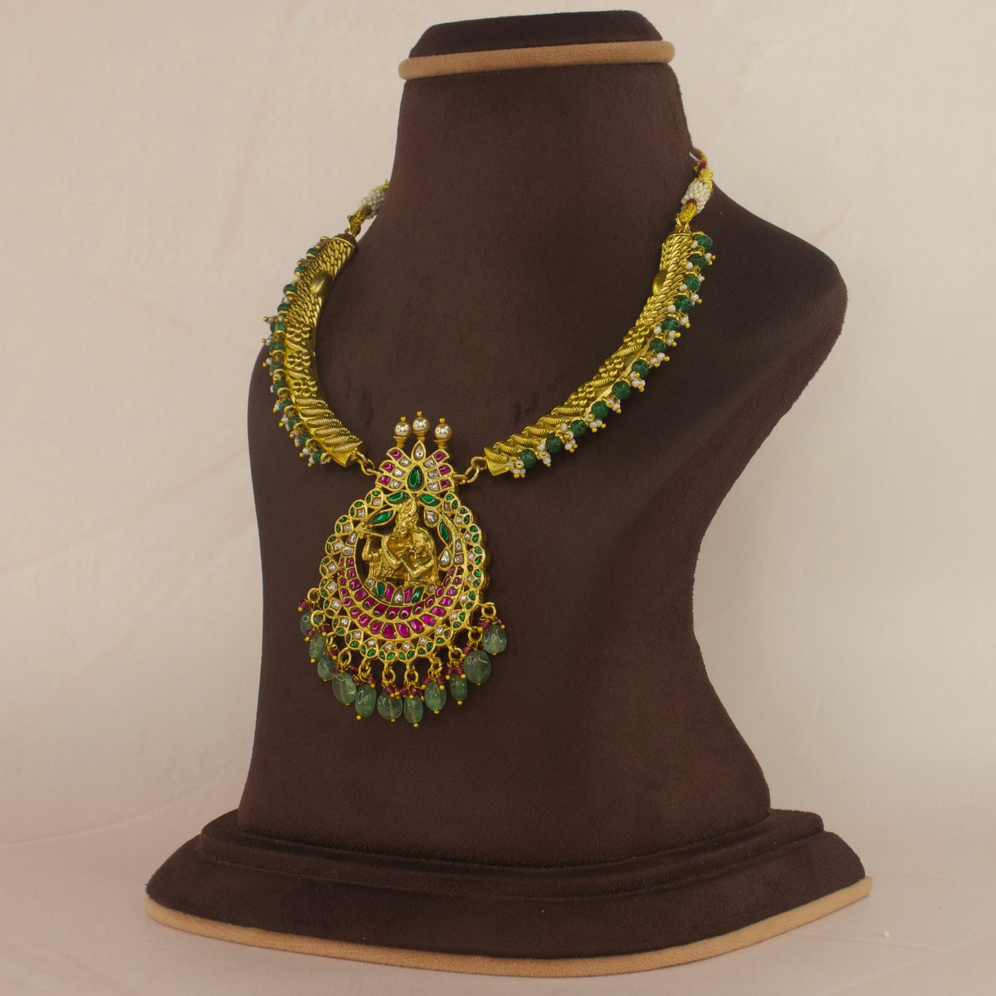 Exquisite Jadau Kundan Kanti Necklace with Detailed Pendantwith 22k gold plating. this product belongs to jadau kundan jewellery category