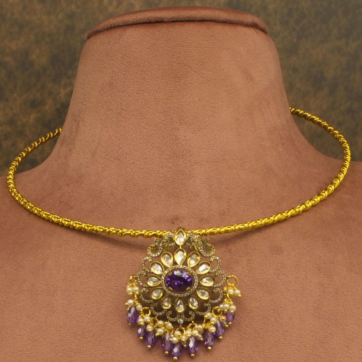 Delicate Kanti Necklace With Polki Victorian Locket