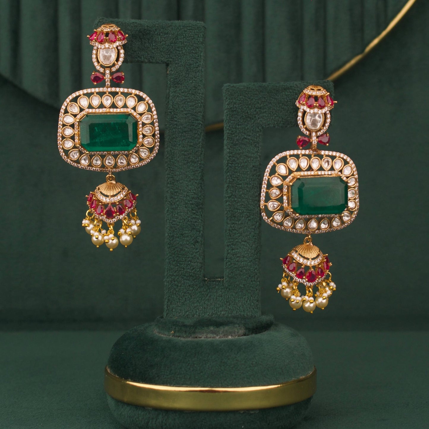 Royal Victorian Necklace Set With Emerald Centre