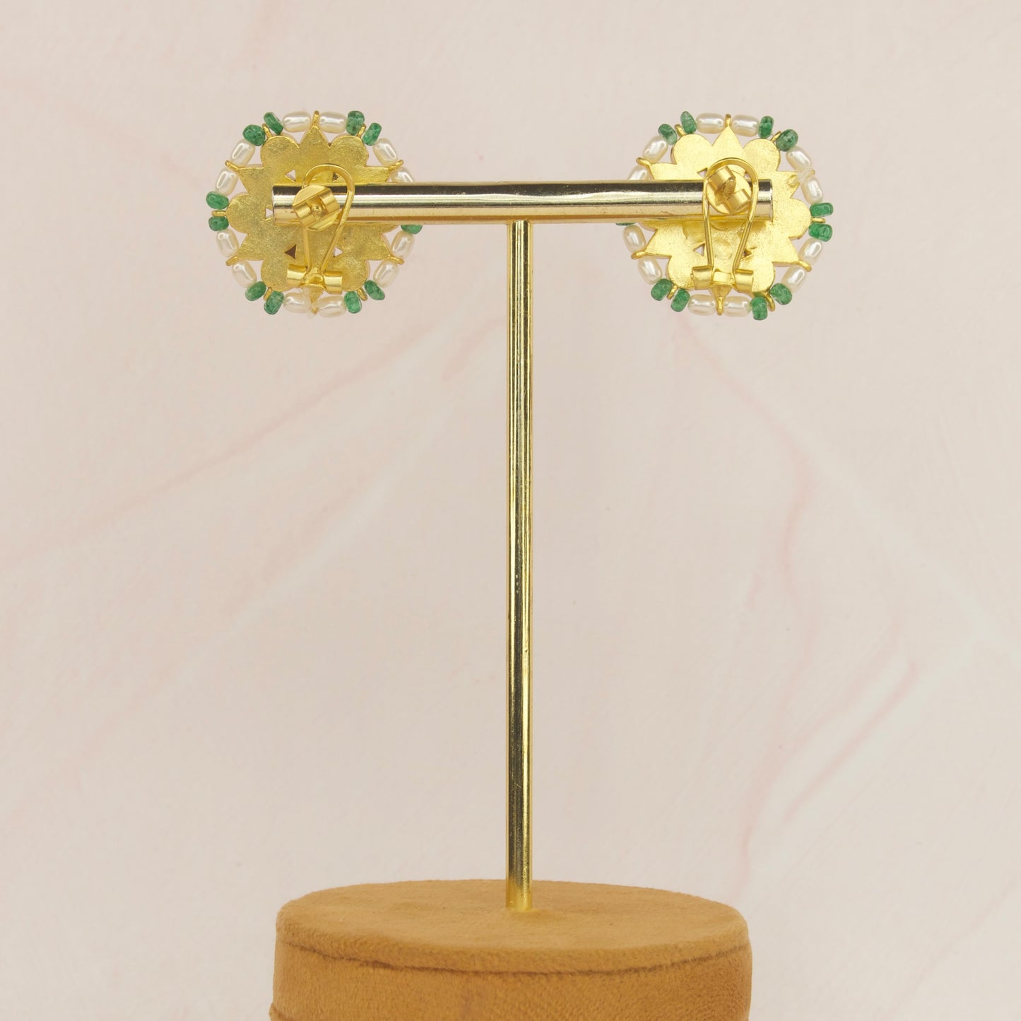Gorgeous Round Jadau Kundan Stud Earrings with 22k gold plating. This Product belongs to Jadau Kundan jewellery Category