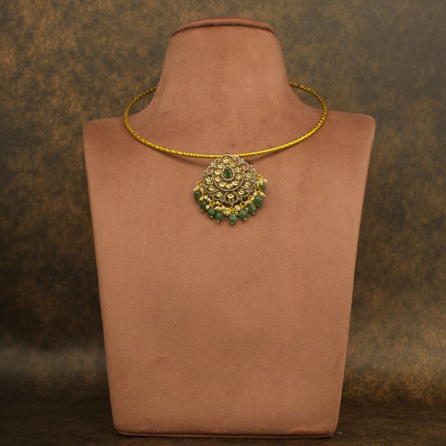 Elegant Kanti style necklace with Victorian locket