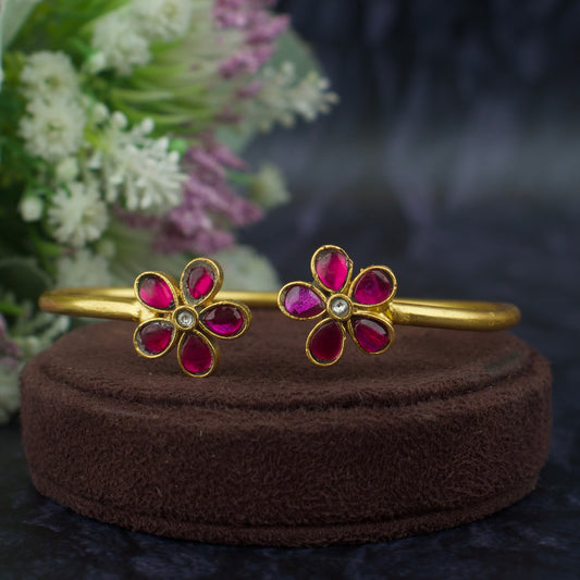 Sleek Jadau Kundan Kada/Bracelet With Flower Design