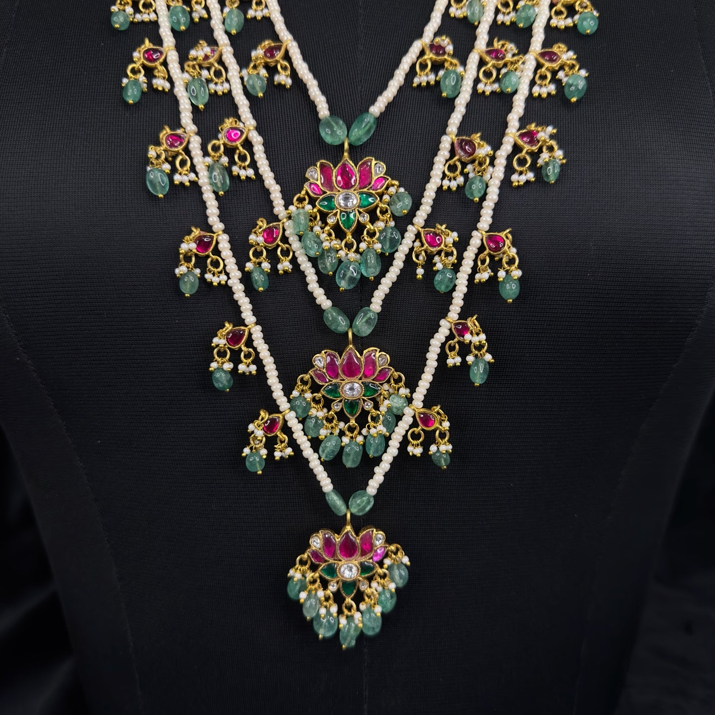 Radiant Jadau Kundan Necklace Set - Luxurious Traditional Jewelry