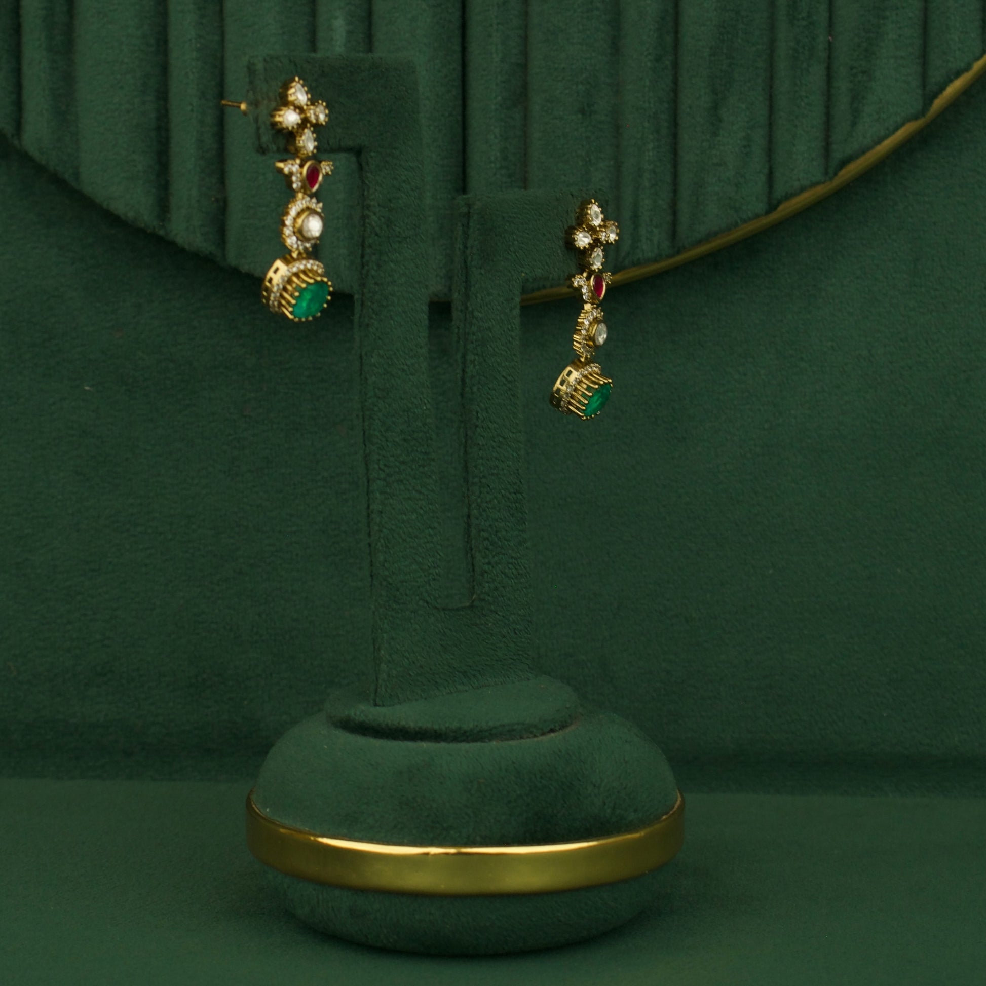 Majestic Victorian Short Necklace With Short Flower Design Earrings