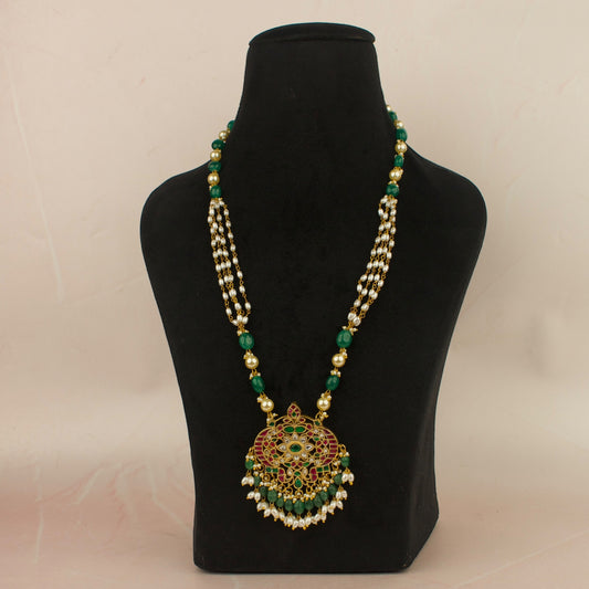 Elegant Jadau Kundan Pendant Necklace with Green Beads and Pearls