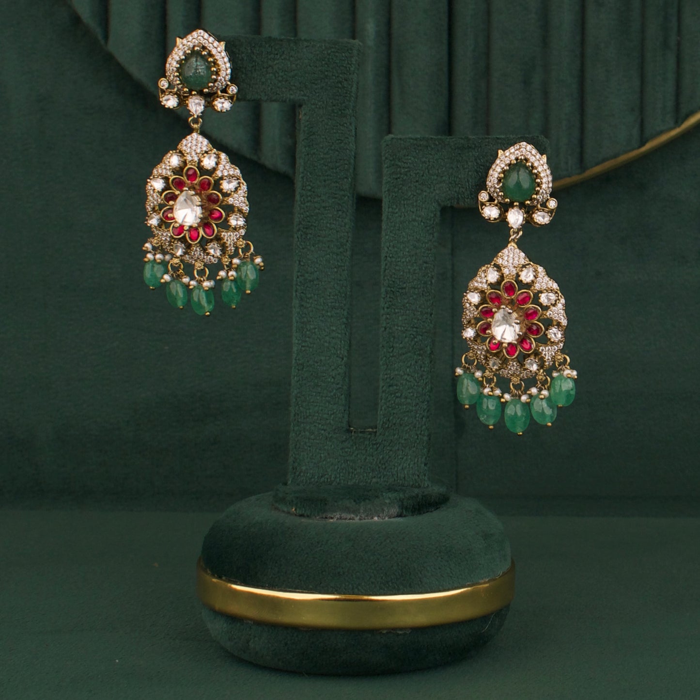 Dazzling Victorian Finishing Necklace set with Green Beads