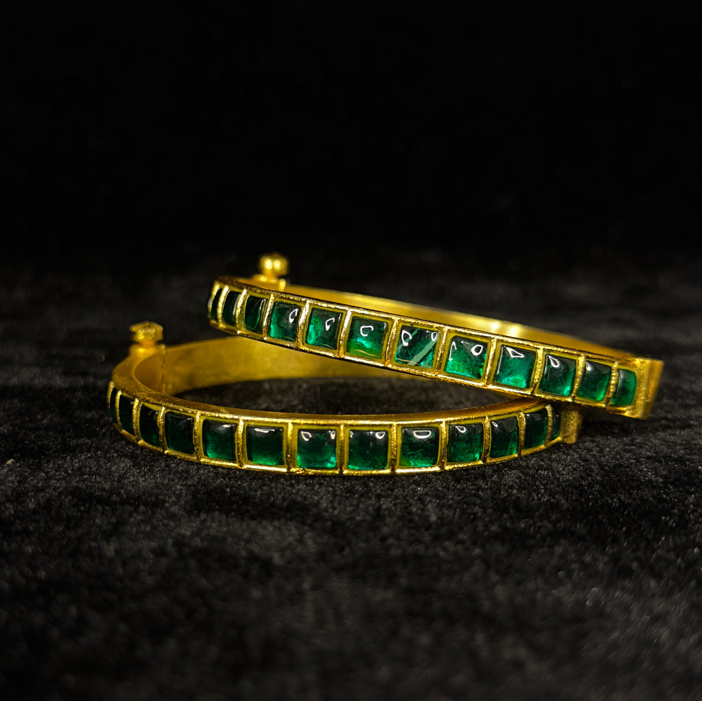 Luxurious Emerald Jadau Kundan Screw Bangles