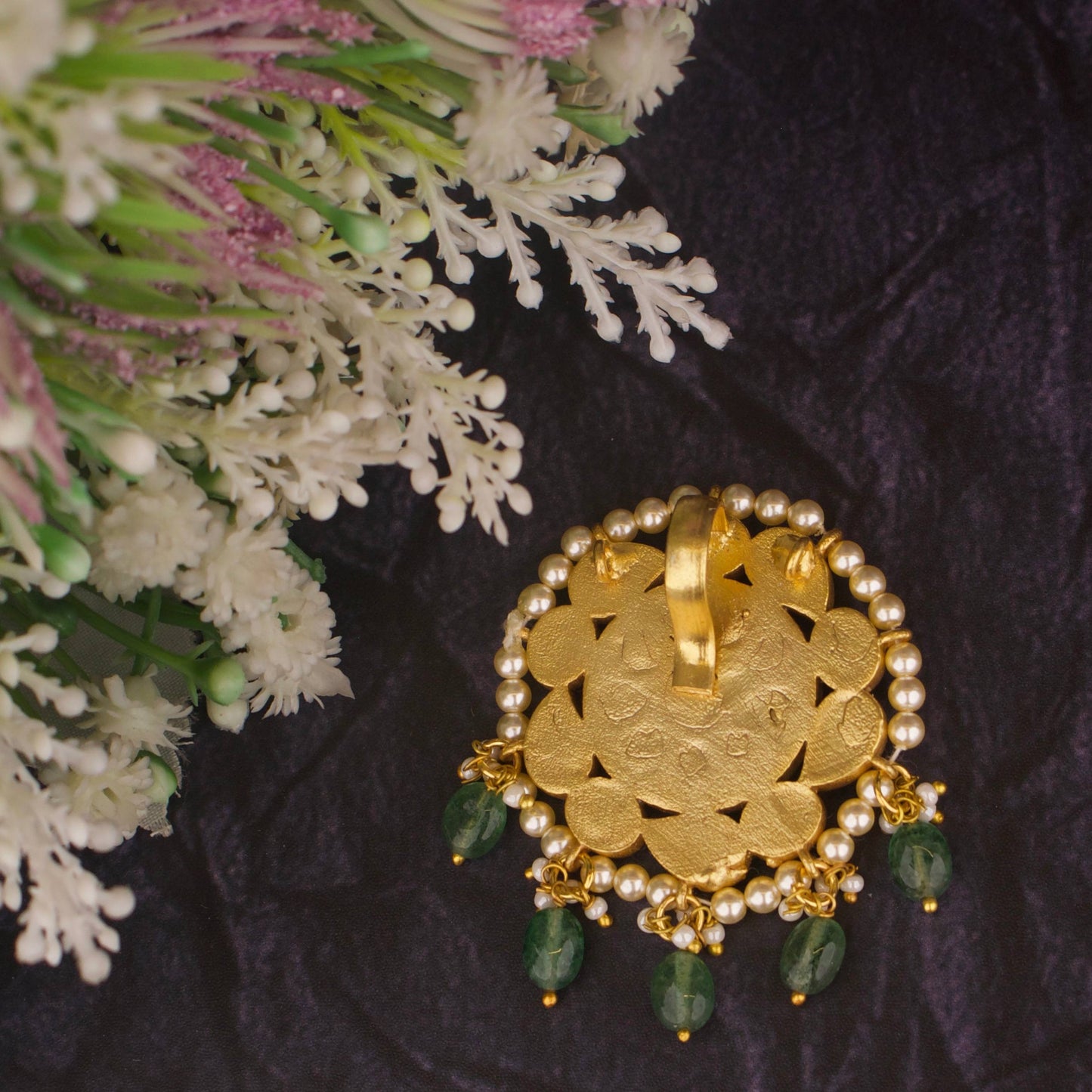 Dazzling Jadau Kundan Pendant Bordering paler Floral Design