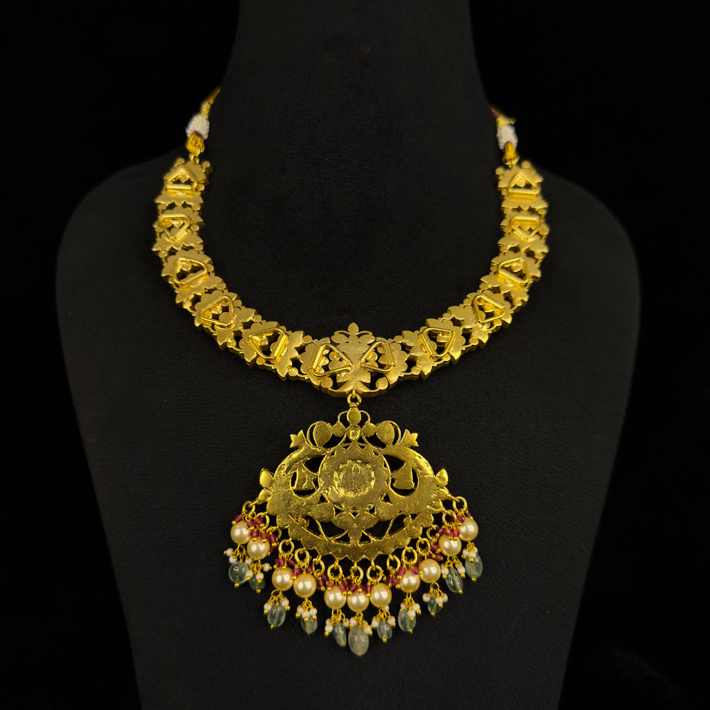 Ornate Splendor: Exquisite Jadau Kundan Necklace with Pearl Adornments with 22k gold plating This product belongs to jadau kundan jewellery category