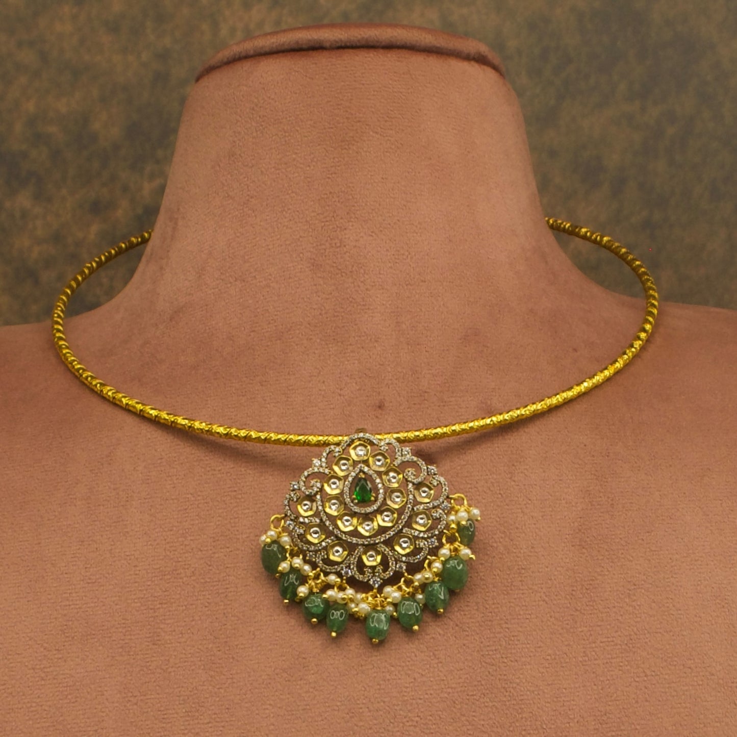 Elegant Kanti style necklace with Victorian locket