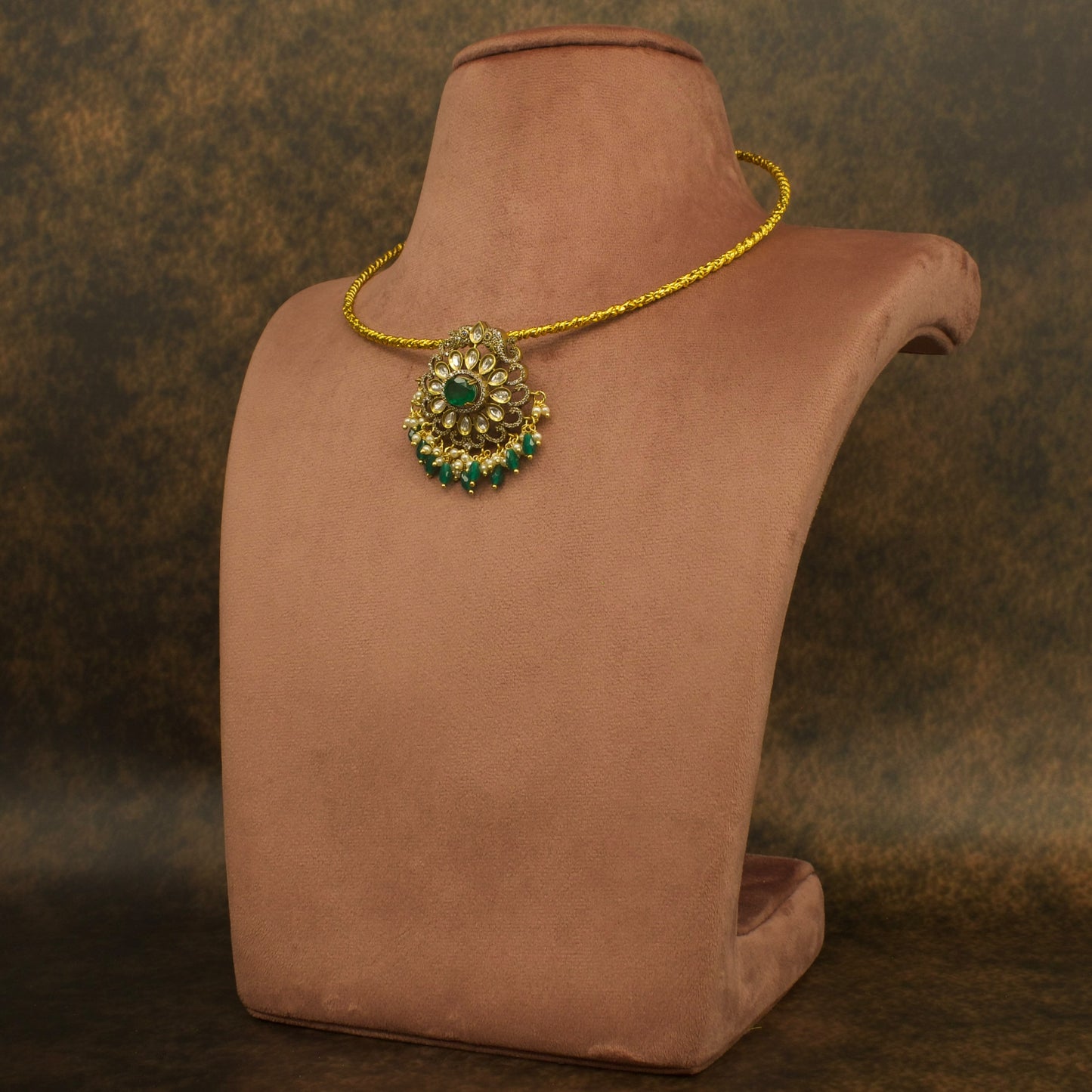 Delicate Kanti Necklace With Polki Victorian Locket