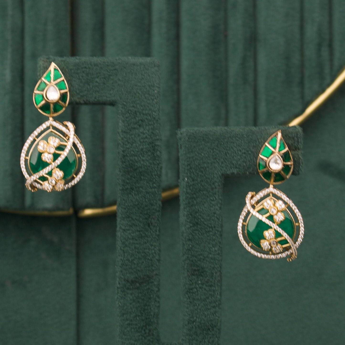 Regal Victorian Polki Pendant Set With Emerald Centerpiece And Floral Motif