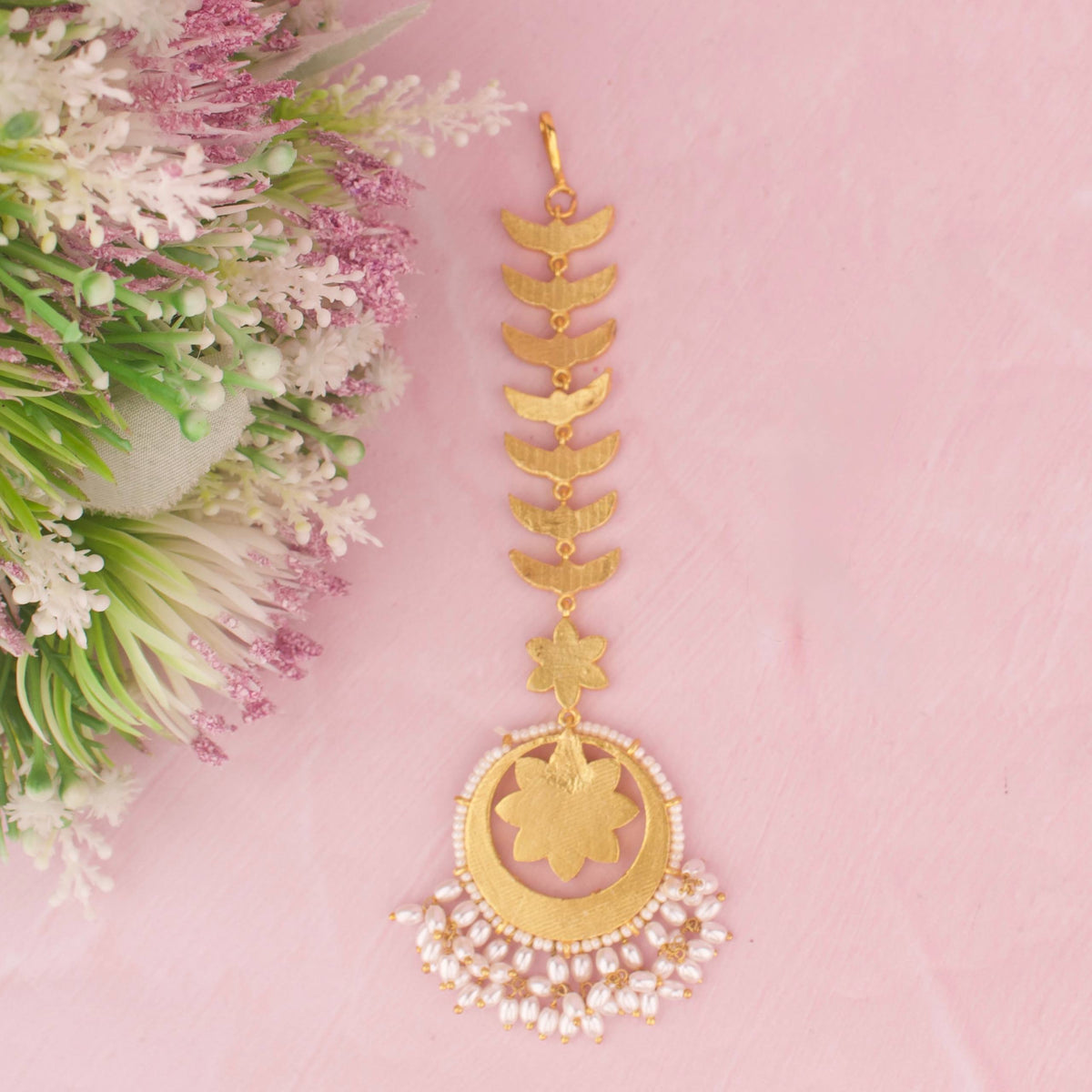 Ethnic Jadau Kundan Maang Tikka With Ricepearl Hangings Craftsmanship & Detail View - Dulhan Jewels