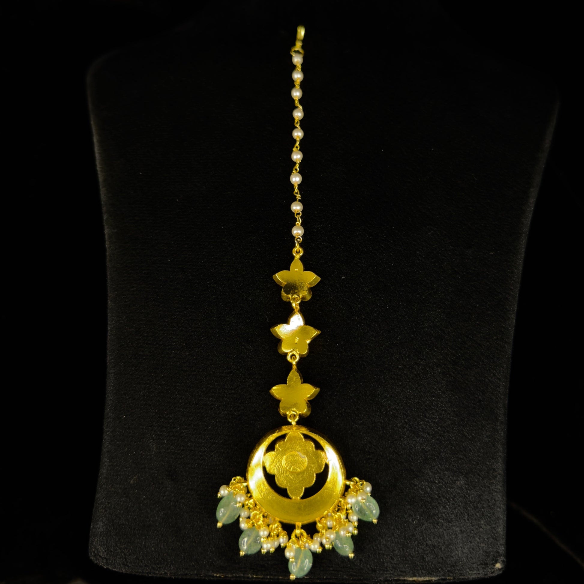 Elegant Green Jadau Kundan Maang Tikka with Pearls and Emerald Beads with 22k gold plating This product belongs to Jadau Kundan jewellery category