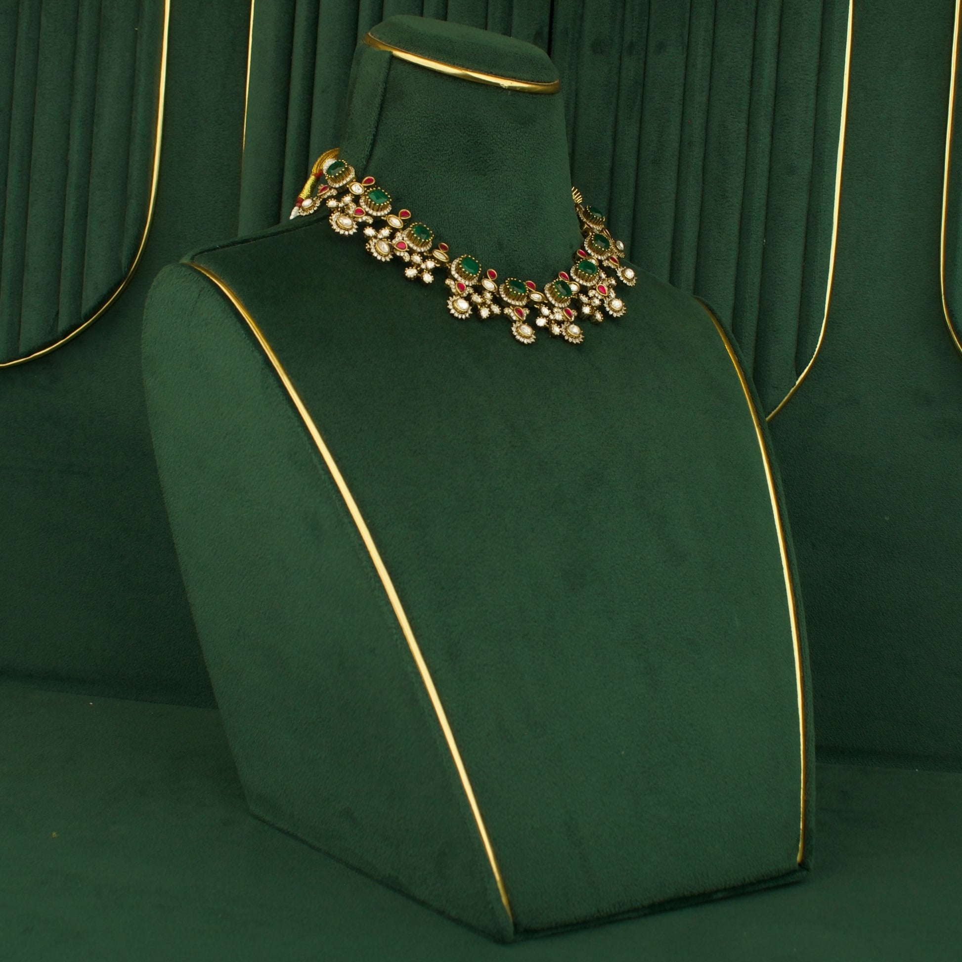 Majestic Victorian Short Necklace With Short Flower Design Earrings