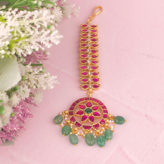 Floral Jadau Kundan Maang Tikka With Emerald Beads