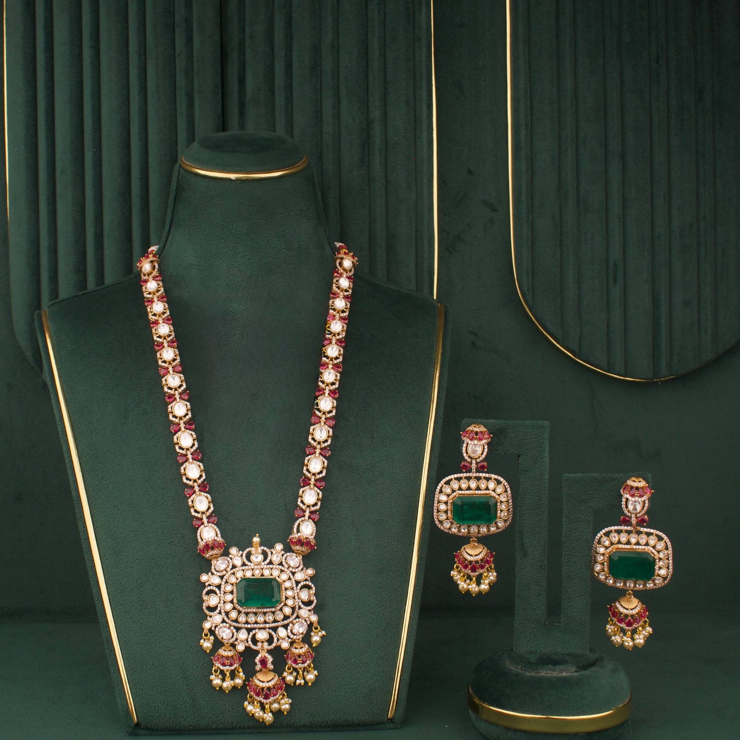 Royal Victorian Necklace Set With Emerald Centre