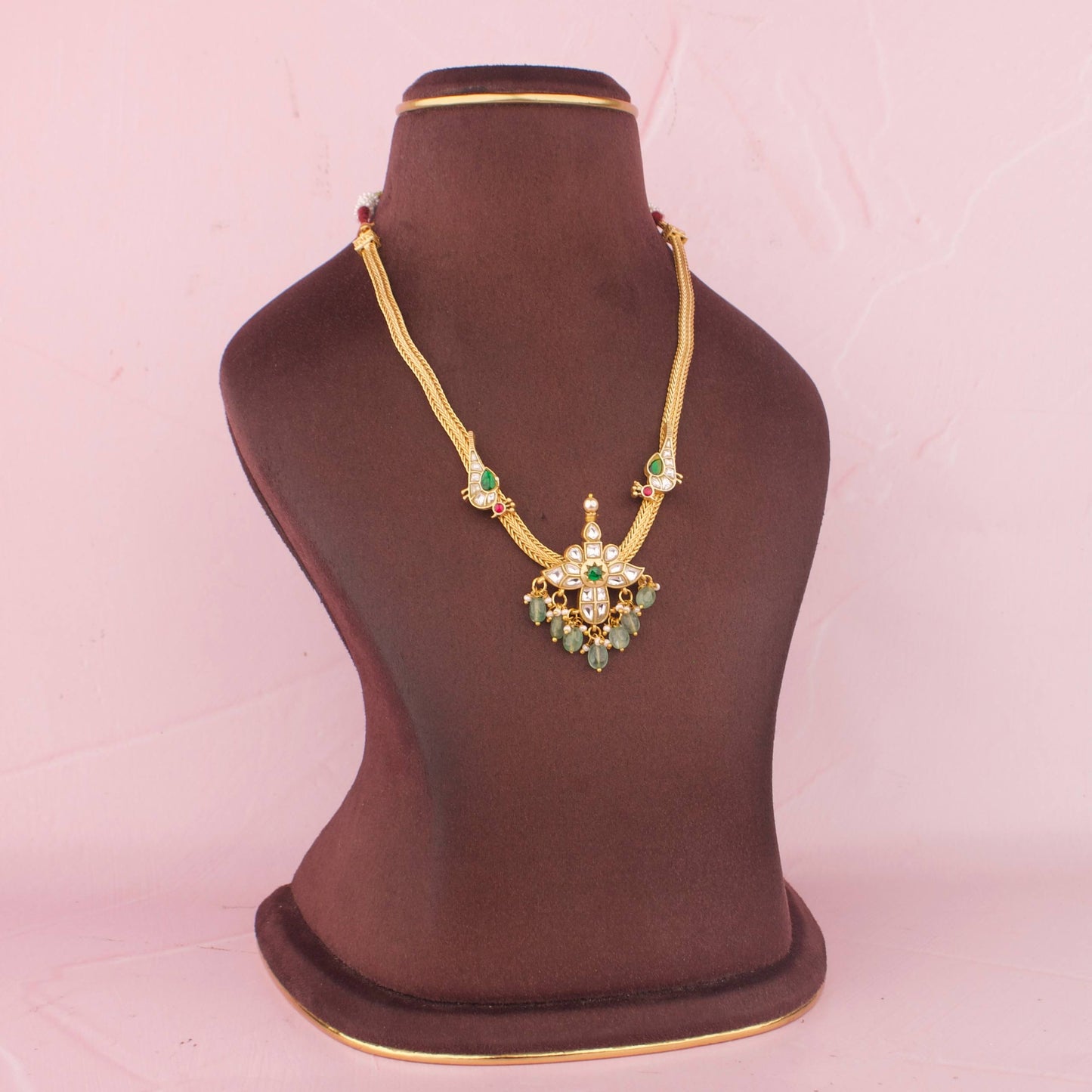 Nantad Chain Necklace With Emerald Drops And Pendant