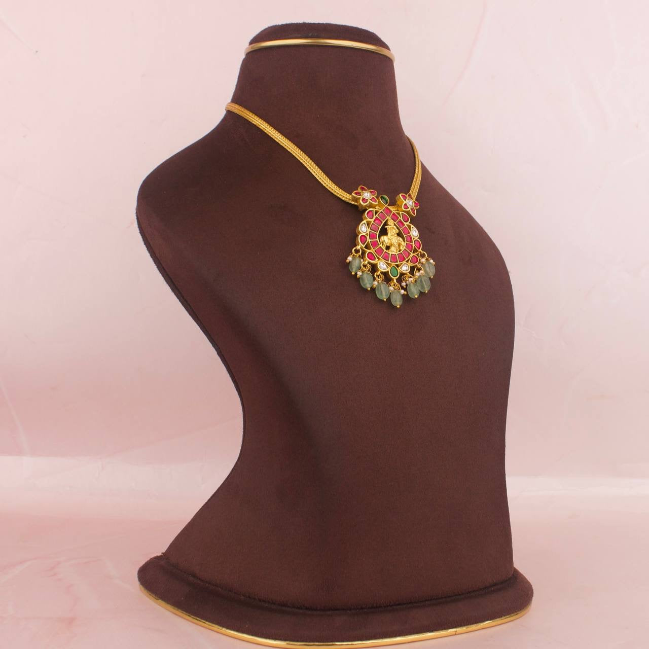 Sleek Jadau Kundan Nantad Short Necklace