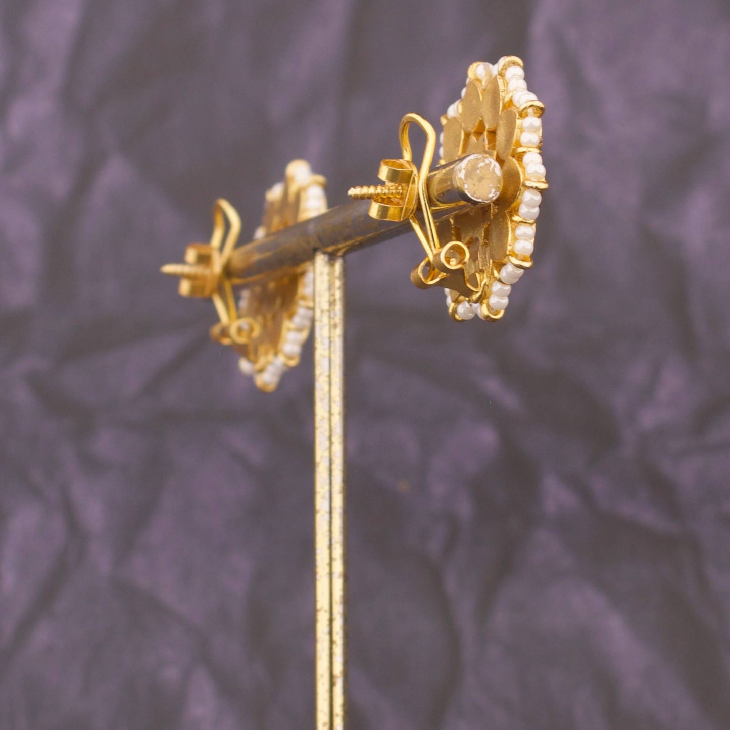 Elegant Jadau Kundan Stud Earrings With Pearl Bordering