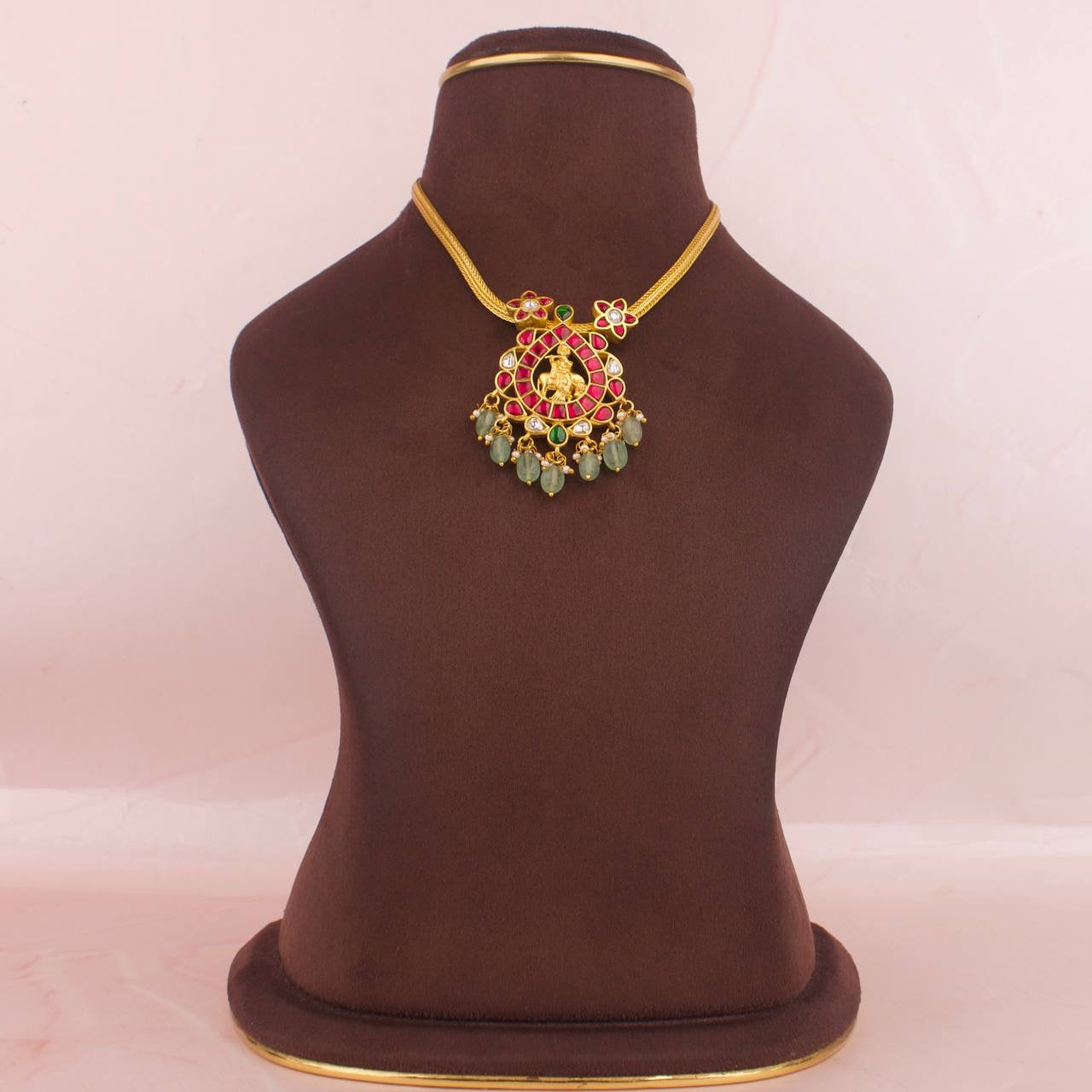 Sleek Jadau Kundan Nantad Short Necklace